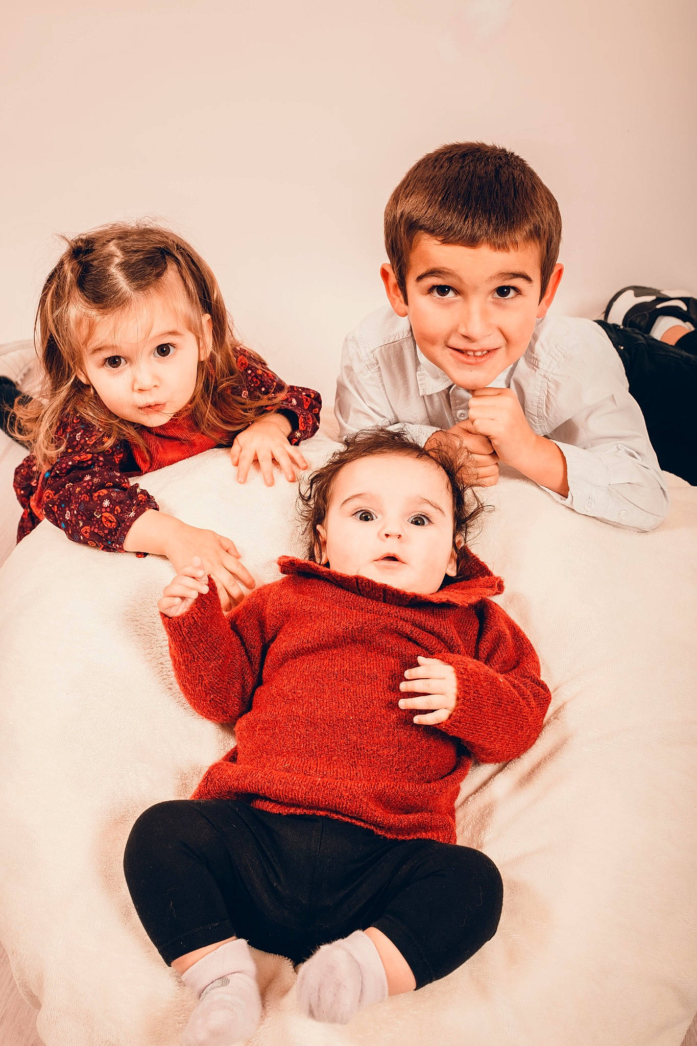 Noéline participe au concours pour gagner de l'argent avec cette photo : arm, child, comfort, eye, face, finger, flash_photography, fun, gesture, hair, hand, happy, interaction, joy, person, playing_with_kids, red, skin, sleeve, smile