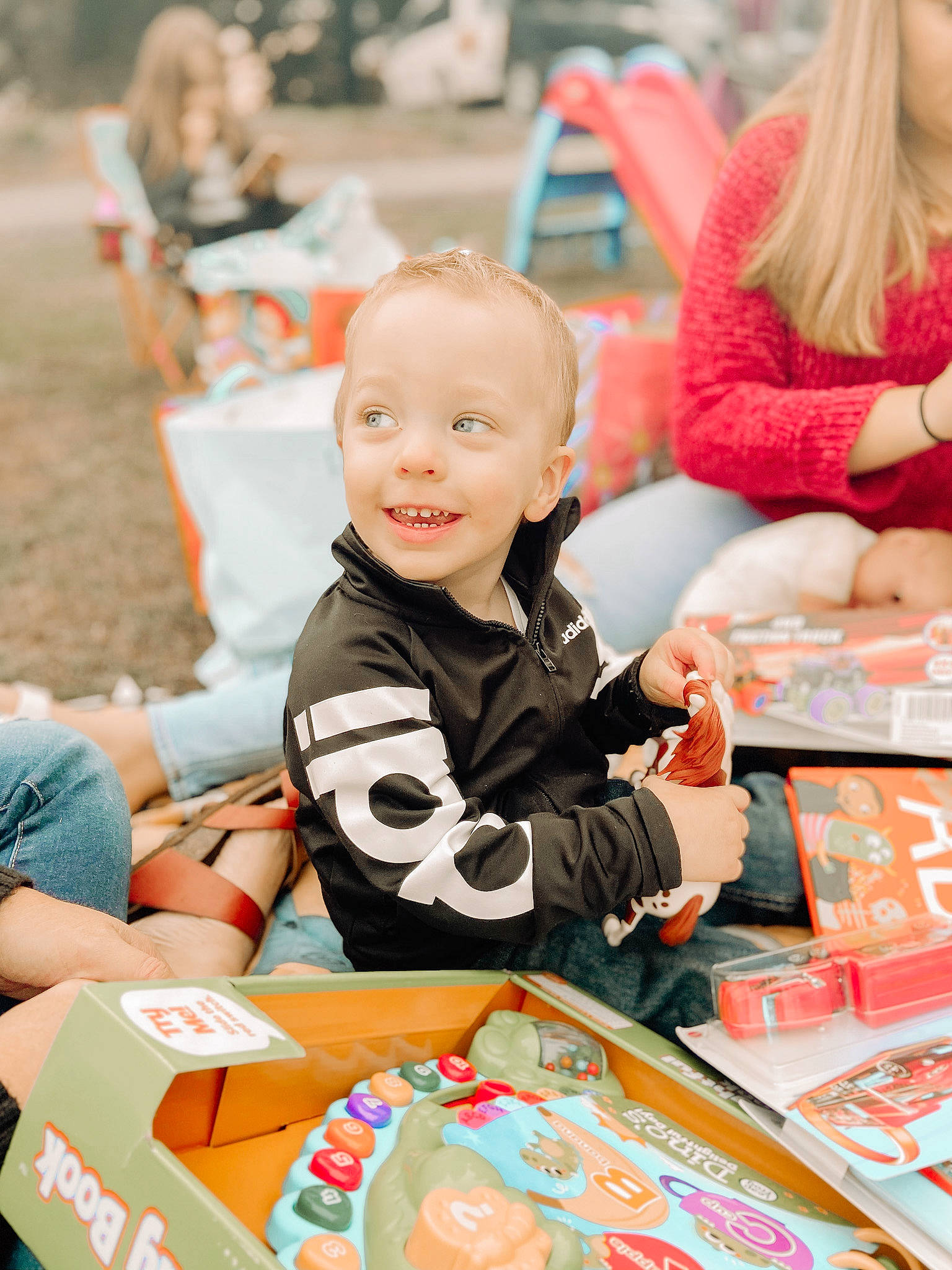 Calan is registered to the contest to win money with this photo: baby, box, child, joy, paper_product, person, plastic, play, toddler
