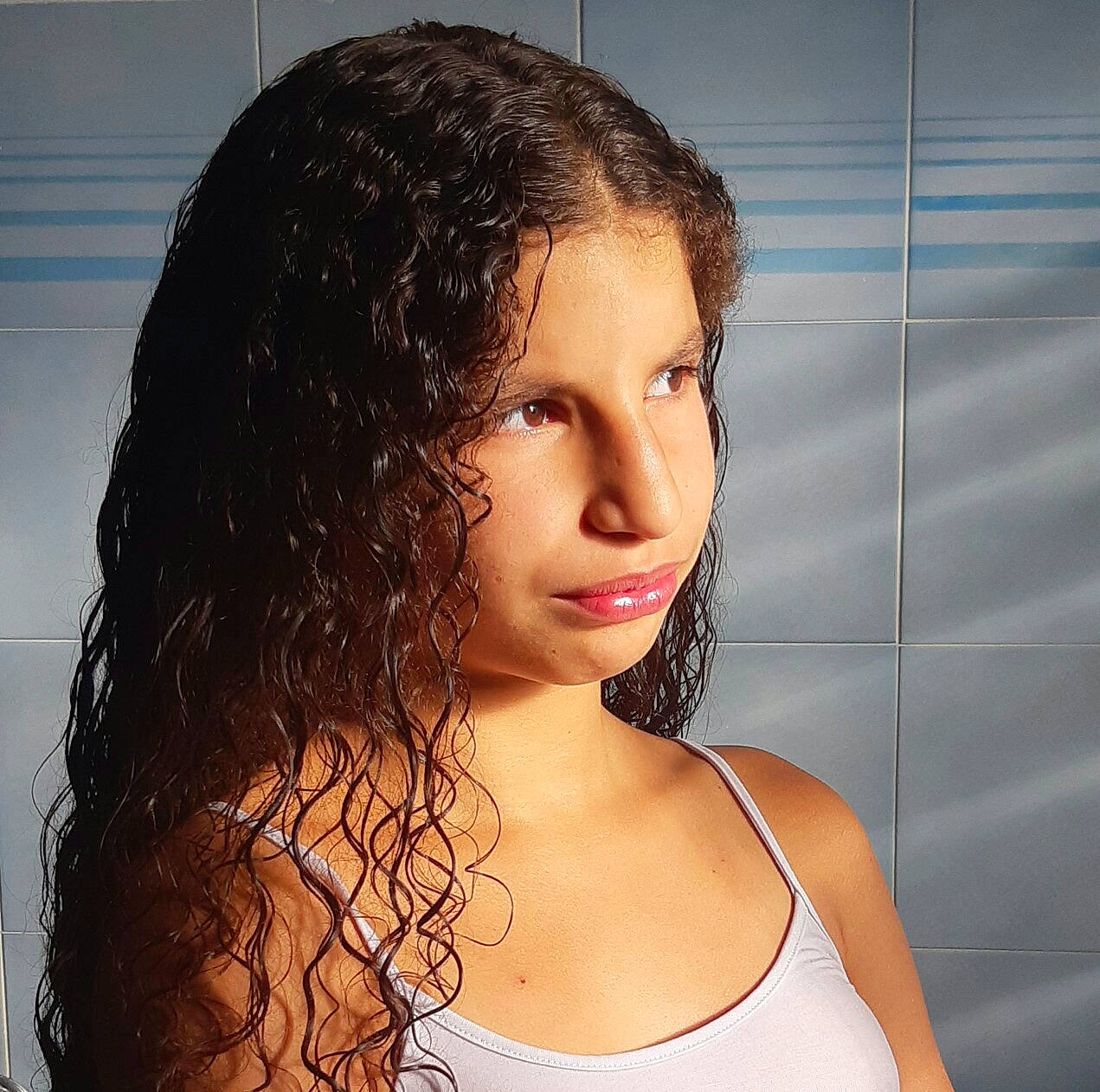 Marina participe au concours pour gagner de l'argent avec cette photo : active_tank, camisoles, cheek, chin, eyebrow, eyelash, face, facial_expression, flash_photography, forehead, human_body, iris, jaw, joint, lip, neck, nose, person, ringlet, shoulder