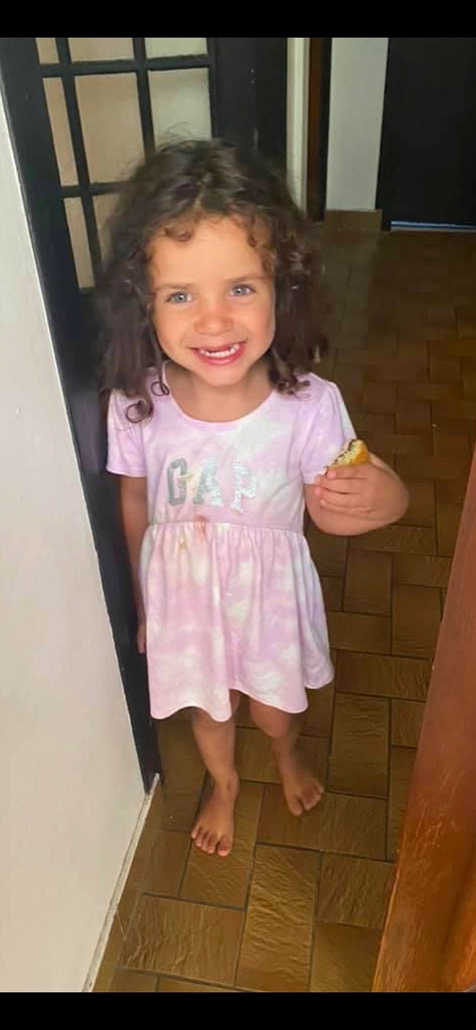 Mona participe au concours pour gagner de l'argent avec cette photo : arm, baby_toddler_clothing, cheek, child, face, facial_expression, finger, foot, fun, gesture, human_body, human_leg, joy, person, pink, shoulder, skin, sleeve, smile, t_shirt