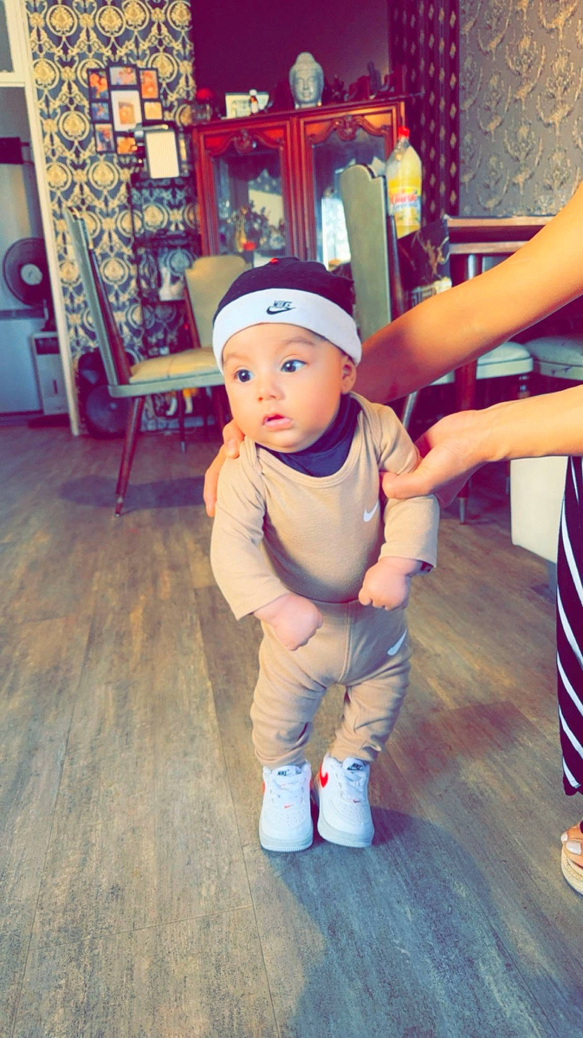 Emir participe au concours pour gagner de l'argent avec cette photo : baby, baby_toddler_clothing, barefoot, child, eye, floor, flooring, foot, fun, happy, headwear, human_leg, leg, leisure, person, play, shelf, sitting, surprise, thumb