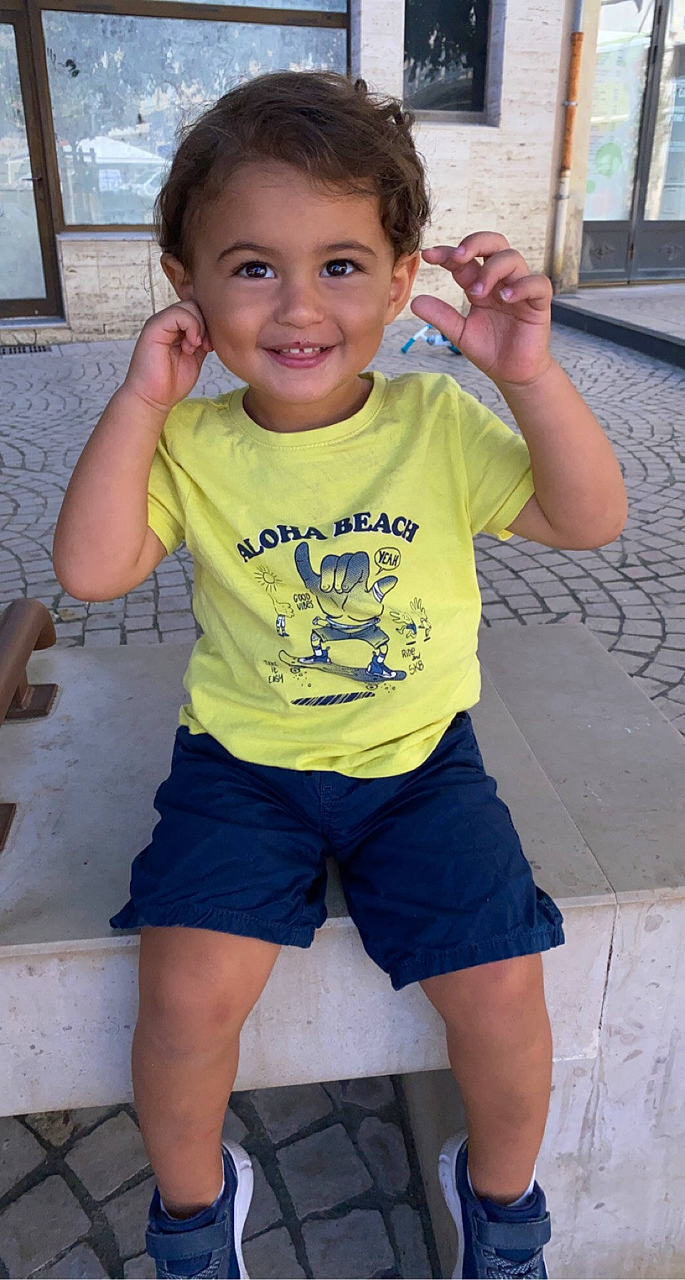 Idryss a rejoint le concours — aidez-le/la à gagner de superbes lots ! chin, eye, face, hairstyle, hand, head, human, joint, joy, leg, mouth, nose, organ, person, photograph, shorts, skin, sleeve, smile, standing