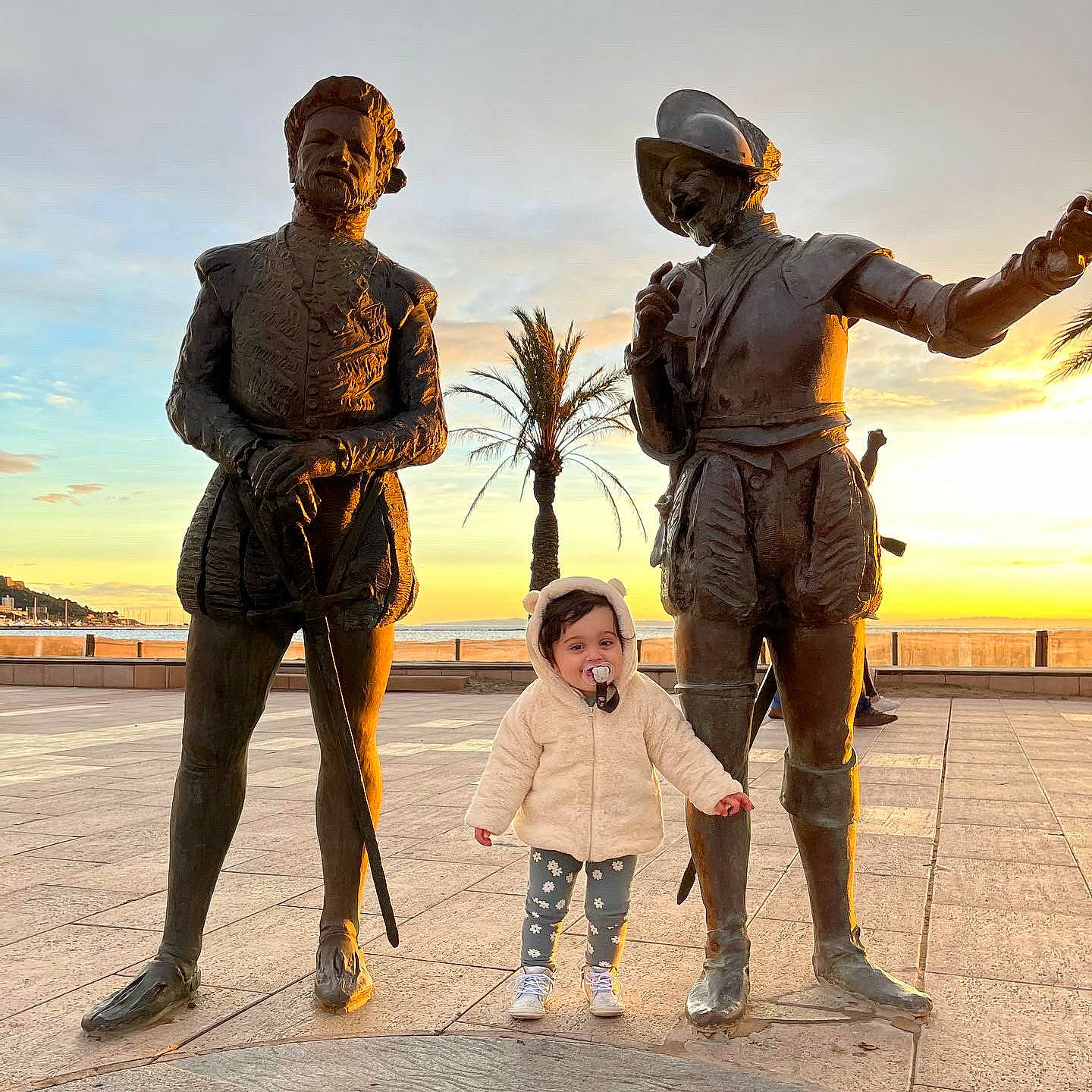 Lyana participe au concours pour gagner de l'argent avec cette photo : art, cloud, cool, friendship, fun, gesture, happy, hat, interaction, landscape, leisure, monument, people_in_nature, person, sculpture, sky, standing, statue, toddler, travel