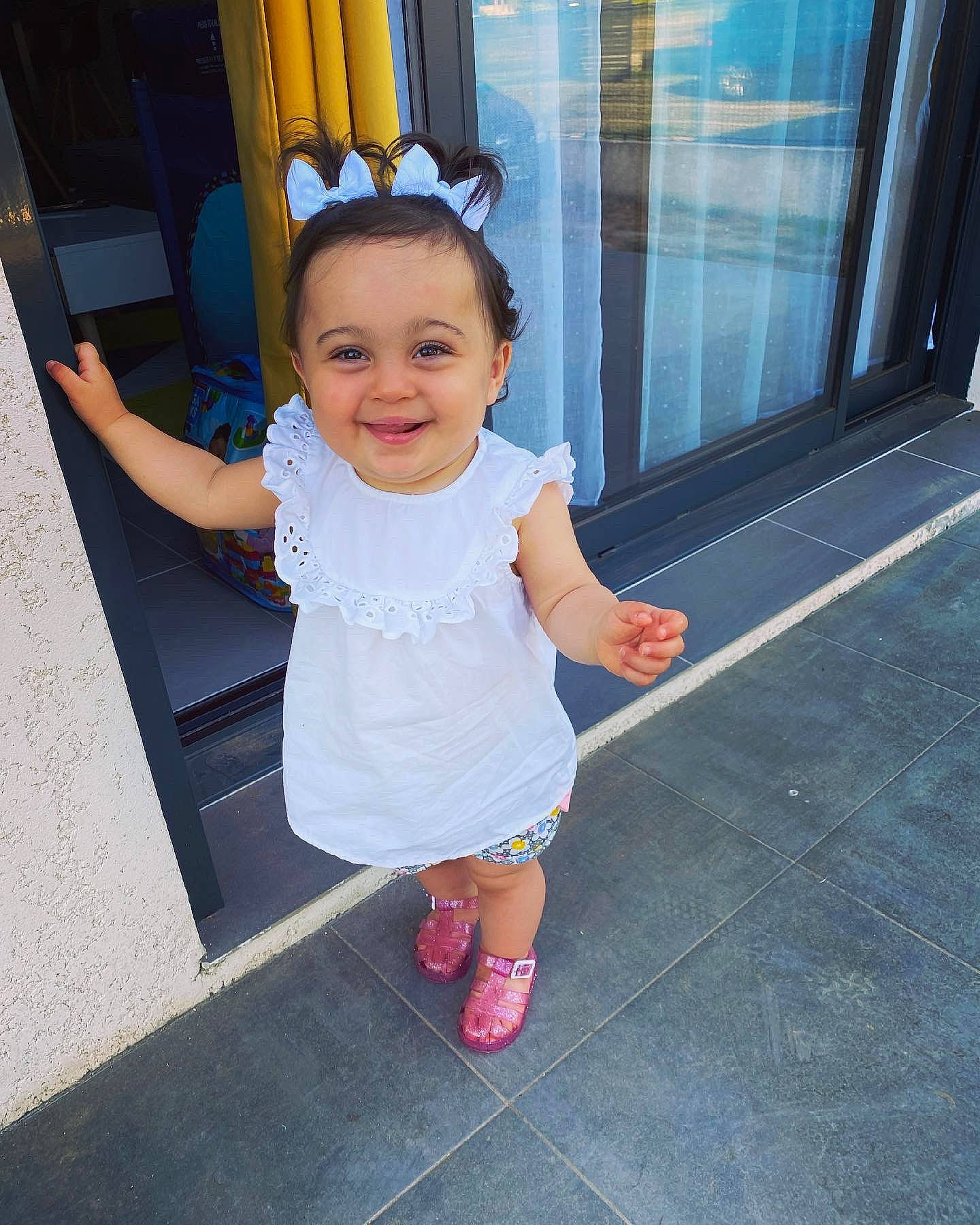 Lyana a rejoint le concours — aidez-le/la à gagner de superbes lots ! baby, baby_toddler_clothing, cool, electric_blue, eyewear, fun, gesture, goggles, hairstyle, happy, human_leg, joy, leisure, person, pink, recreation, skin, sleeve, smile, sneakers