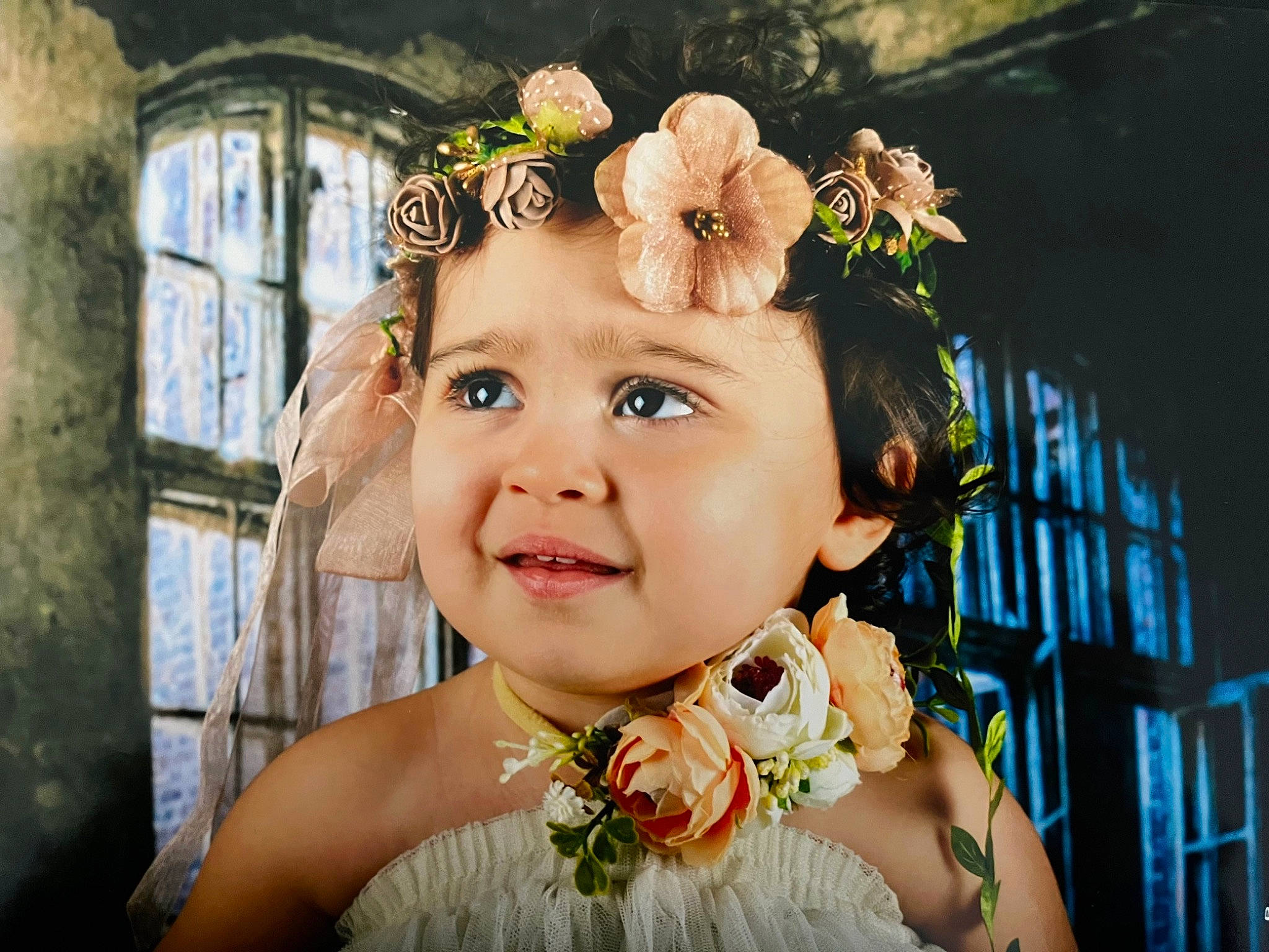 Lyana a rejoint le concours — aidez-le/la à gagner de superbes lots ! dress, fashion, flash_photography, flower, flower_arranging, fun, hairstyle, happy, head, headgear, headpiece, headwear, iris, jewellery, organ, person, petal, pink, plant, smile
