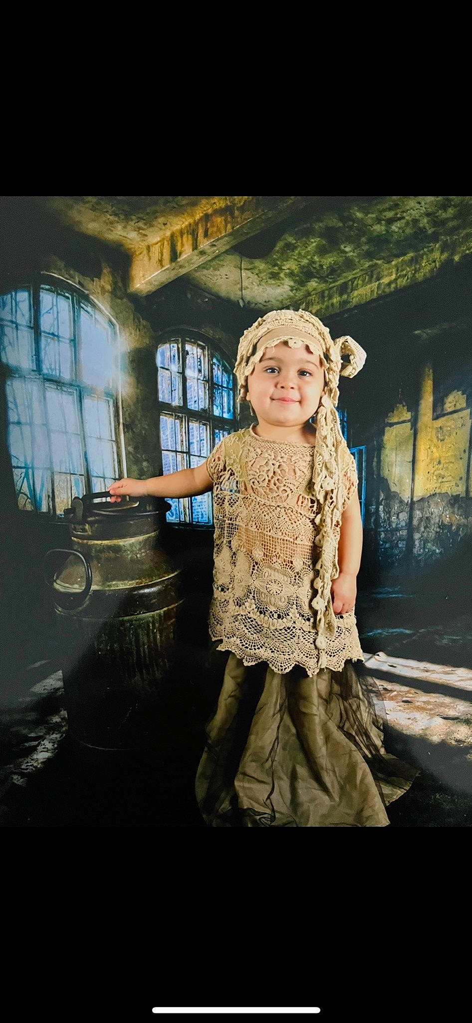 Lyana a rejoint le concours — aidez-le/la à gagner de superbes lots ! child, darkness, embellishment, fashion_accessory, fashion_design, flash_photography, fun, fur, happy, headpiece, headwear, joy, performance_art, person, portrait_photography, room, sitting, smile, tints_and_shades, toddler