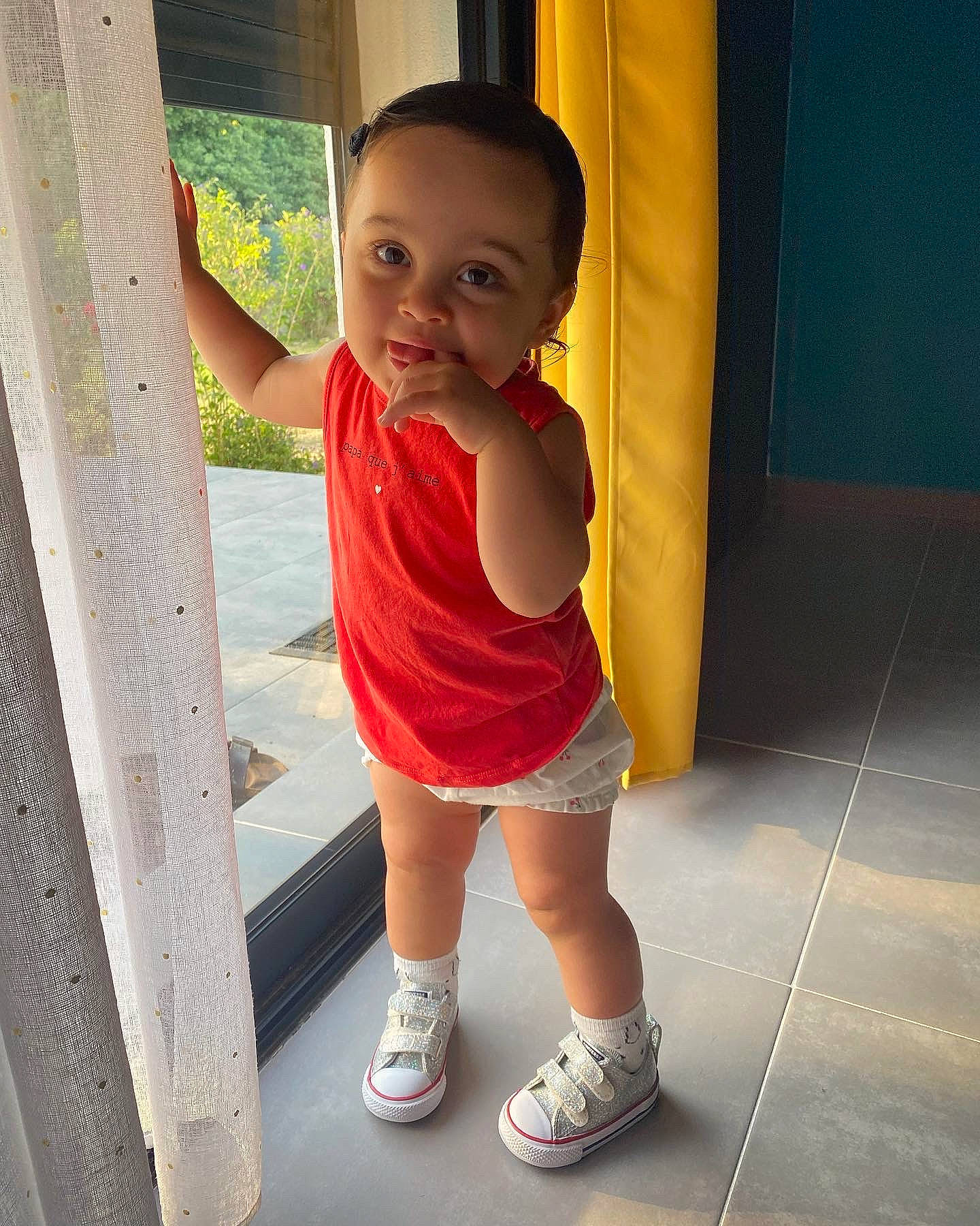 Lyana participe au concours pour gagner de l'argent avec cette photo : baby_toddler_clothing, calf, finger, footwear, happy, human_body, joint, knee, leg, leisure, nose, person, shorts, shoulder, smile, t_shirt, thigh, toddler, trunk, waist