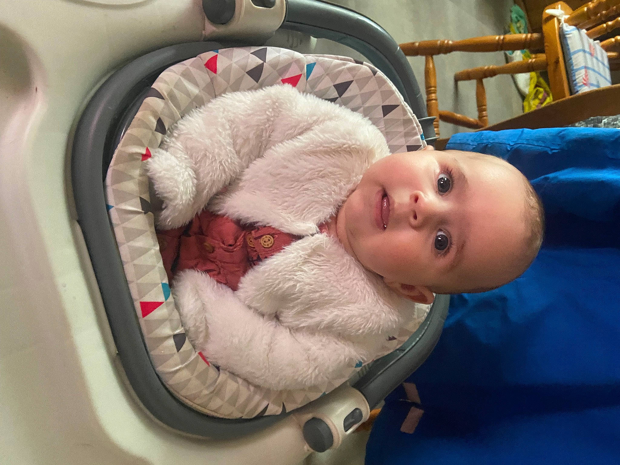 Yuna a rejoint le concours — aidez-le/la à gagner de superbes lots ! auto_part, automotive_design, automotive_exterior, automotive_lighting, baby, baby_products, car_seat, carmine, child, comfort, family_car, motor_vehicle, mouth, nose, person, skin, steering_wheel, toddler, toy, trunk