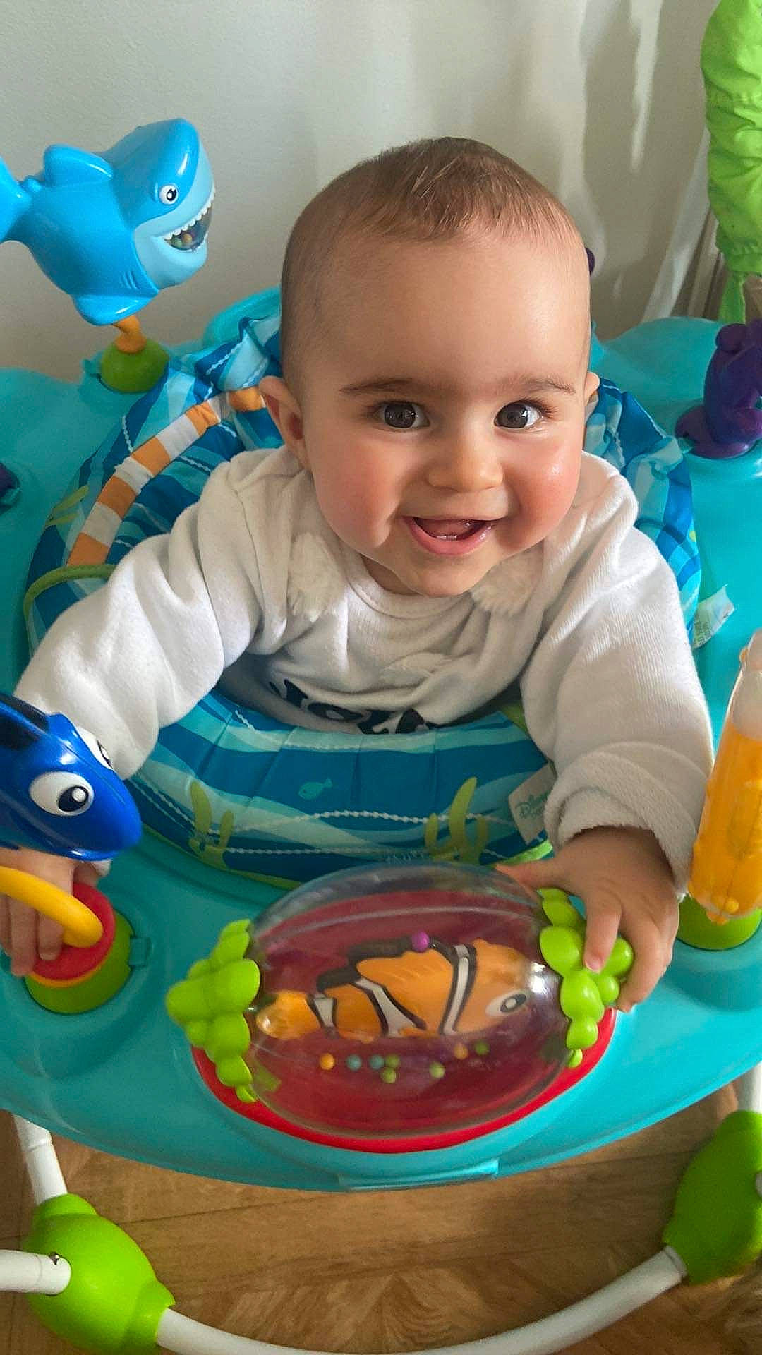 Yuna participe au concours pour gagner de l'argent avec cette photo : baby, baby_playing_with_toys, baby_products, baby_toddler_clothing, baby_toys, blue, cheek, child, fun, green, happy, head, joy, person, play, product, room, sitting, smile, textile