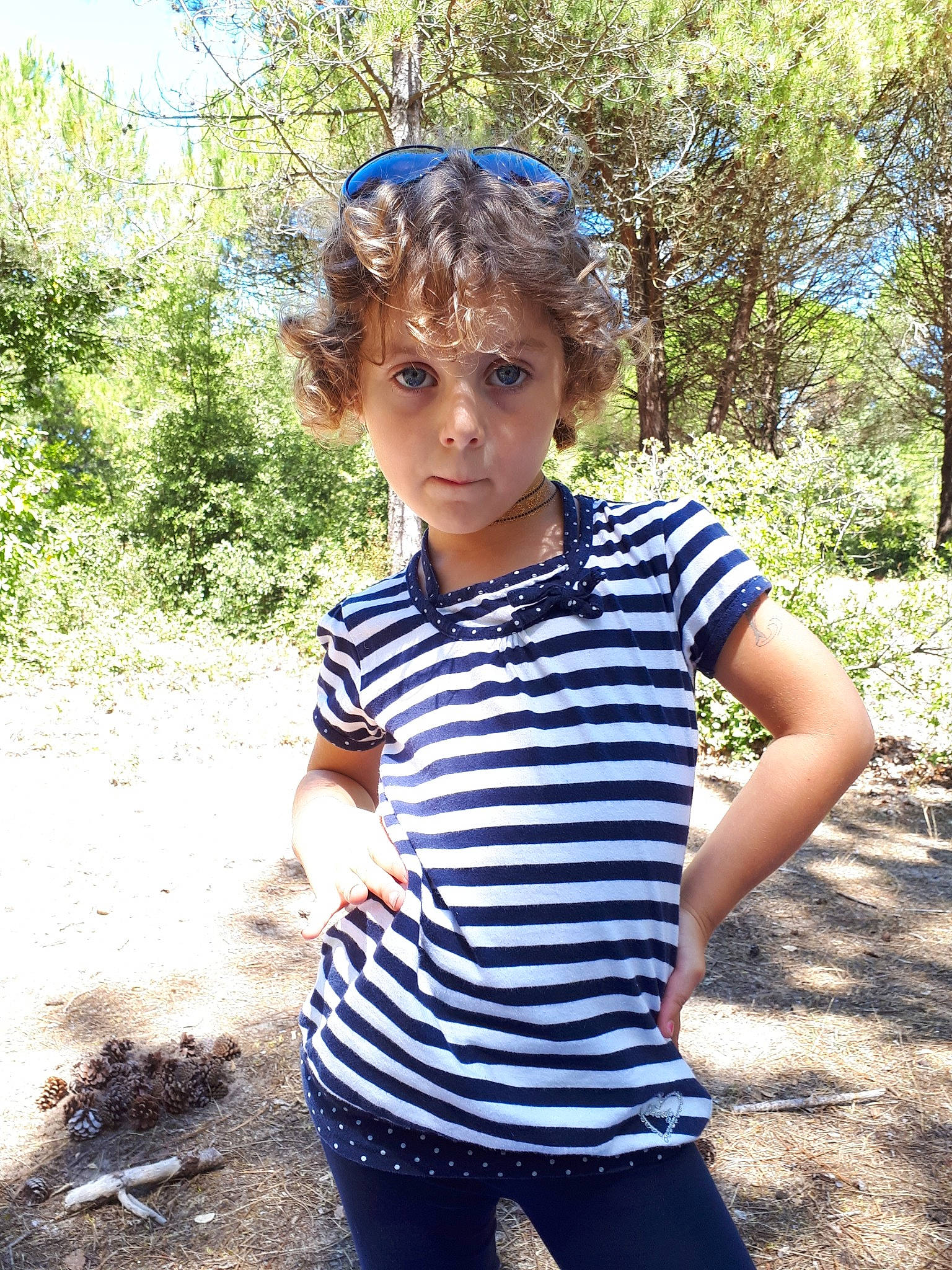 Sarah participe au concours pour gagner de l'argent avec cette photo : child, pattern, person, photography, sleeve, smile, summer, t_shirt, toddler, tree