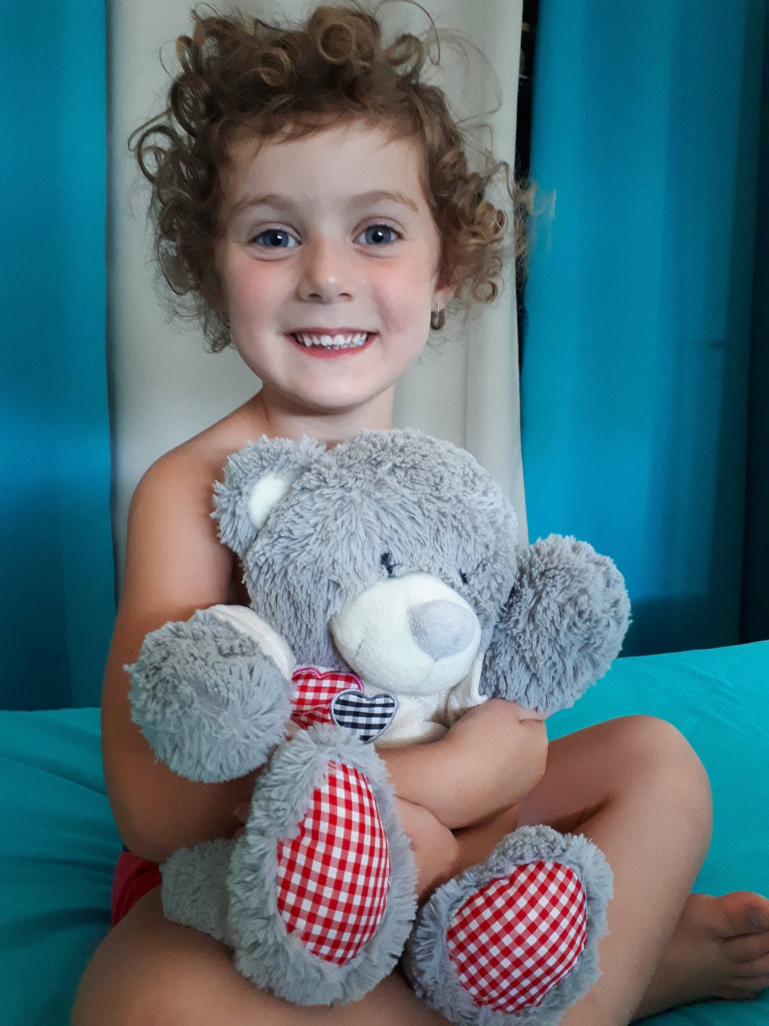 Sarah a rejoint le concours — aidez-le/la à gagner de superbes lots ! baby, child, joy, person, smile, stuffed_toy, teddy_bear, toddler