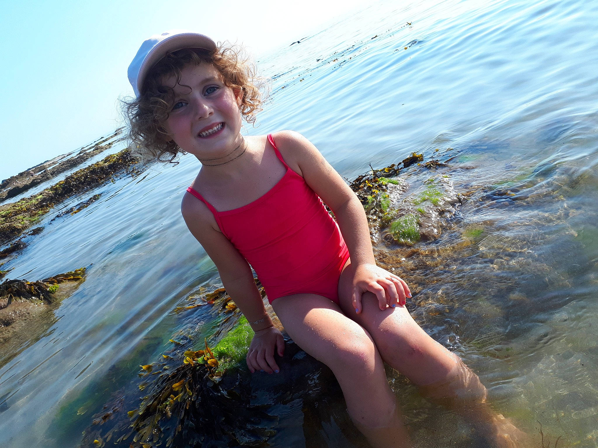 Sarah a rejoint le concours — aidez-le/la à gagner de superbes lots ! beach, beauty, coast, fun, happy, joy, leg, leisure, long_hair, ocean, person, photography, sea, sitting, smile, summer, thigh, vacation, water