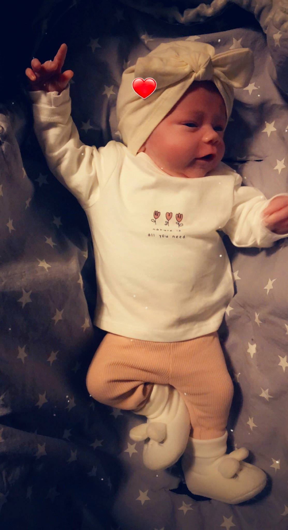 Maëline participe au concours pour gagner de l'argent avec cette photo : baby, baby_toddler_clothing, beauty, cap, cheek, child, eye, finger, flash_photography, gesture, happy, head, headgear, headwear, human_body, person, photograph, plant, sleeve, thumb