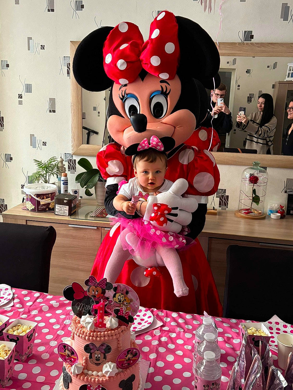 Maëline participe au concours pour gagner de l'argent avec cette photo : carmine, chair, decoration, event, fun, happy, hat, holiday, houseplant, magenta, mascot, party_supply, person, pink, plant, recreation, smile, table, textile, toddler