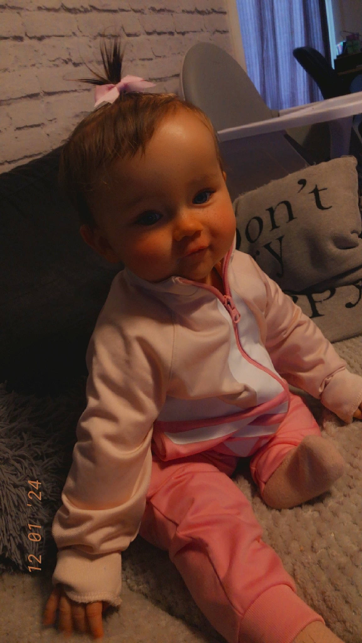 Maëline a rejoint le concours — aidez-le/la à gagner de superbes lots ! baby, baby_toddler_clothing, cheek, child, comfort, facial_expression, floor, flooring, fun, happy, head, mouth, nose, person, sitting, skin, sleeve, smile, textile, toddler