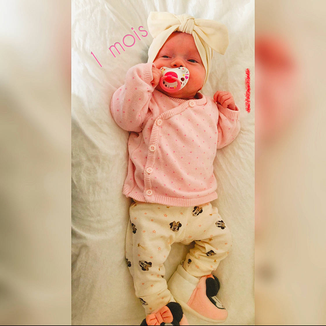 Maëline participe au concours pour gagner de l'argent avec cette photo : baby, baby_products, baby_safety, baby_sleeping, baby_toddler_clothing, bedding, child, comfort, happy, headwear, linens, pattern, peach, person, pink, portrait_photography, skin, sleeve, smile, t_shirt