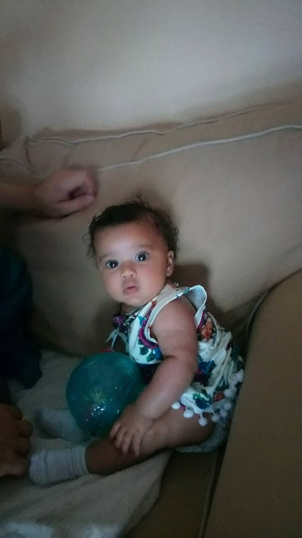 Amethyste Gabrielle a rejoint le concours — aidez-le/la à gagner de superbes lots ! arm, baby, cheek, child, eye, fun, iris, leg, person, sitting, skin, smile, thumb, toddler