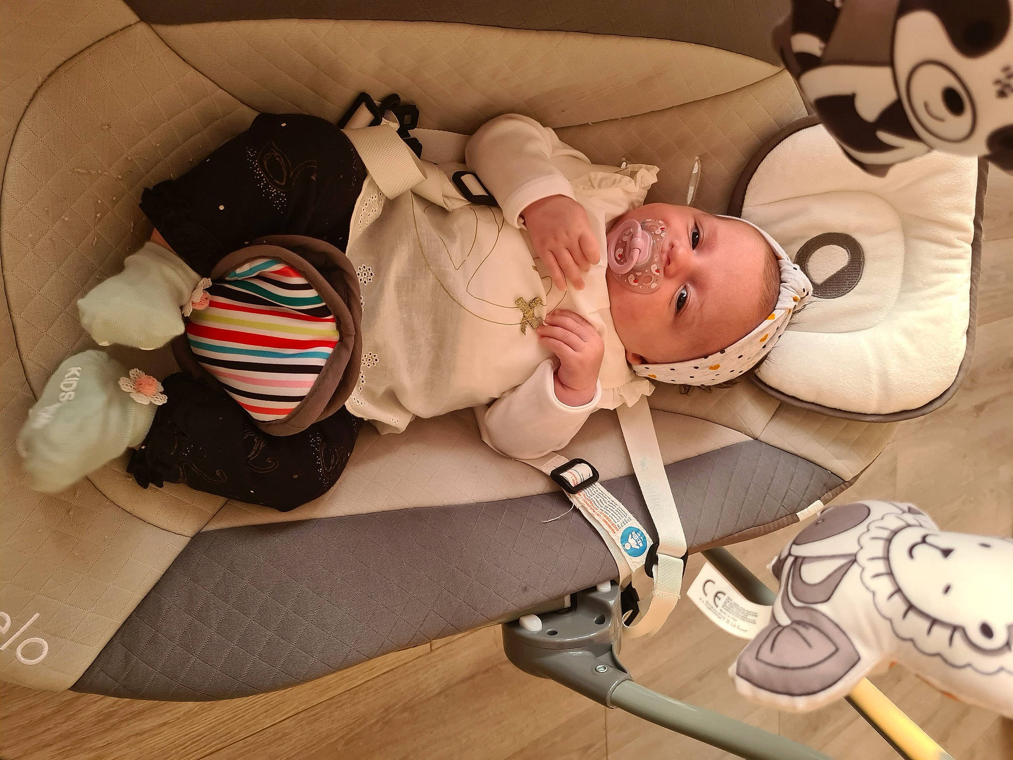 Ana a rejoint le concours — aidez-le/la à gagner de superbes lots ! baby, baby_carriage, baby_products, baby_safety, baby_sleeping, baby_toddler_clothing, baby_toys, carmine, child, comfort, headgear, linens, pattern, person, personal_protective_equipment, room, sleep, sleeve, smile, toddler