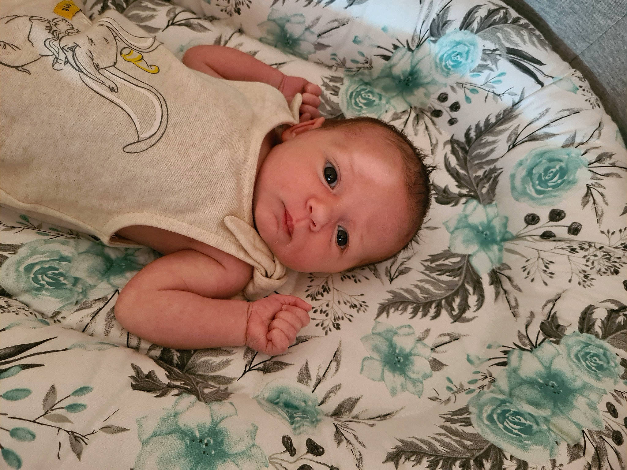 Ana participe au concours pour gagner de l'argent avec cette photo : baby, baby_safety, baby_toddler_clothing, bed, bedding, bedtime, brown, cheek, child, comfort, human_body, infant_bed, iris, linens, nose, pattern, person, skin, textile, toddler