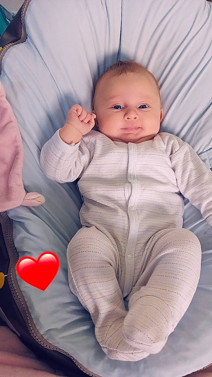 Léana participe au concours pour gagner de l'argent avec cette photo : cheek, comfort, eye, finger, flash_photography, gesture, hand, head, human_body, iris, joint, leg, lip, mouth, nose, person, skin, sleeve, smile, stomach