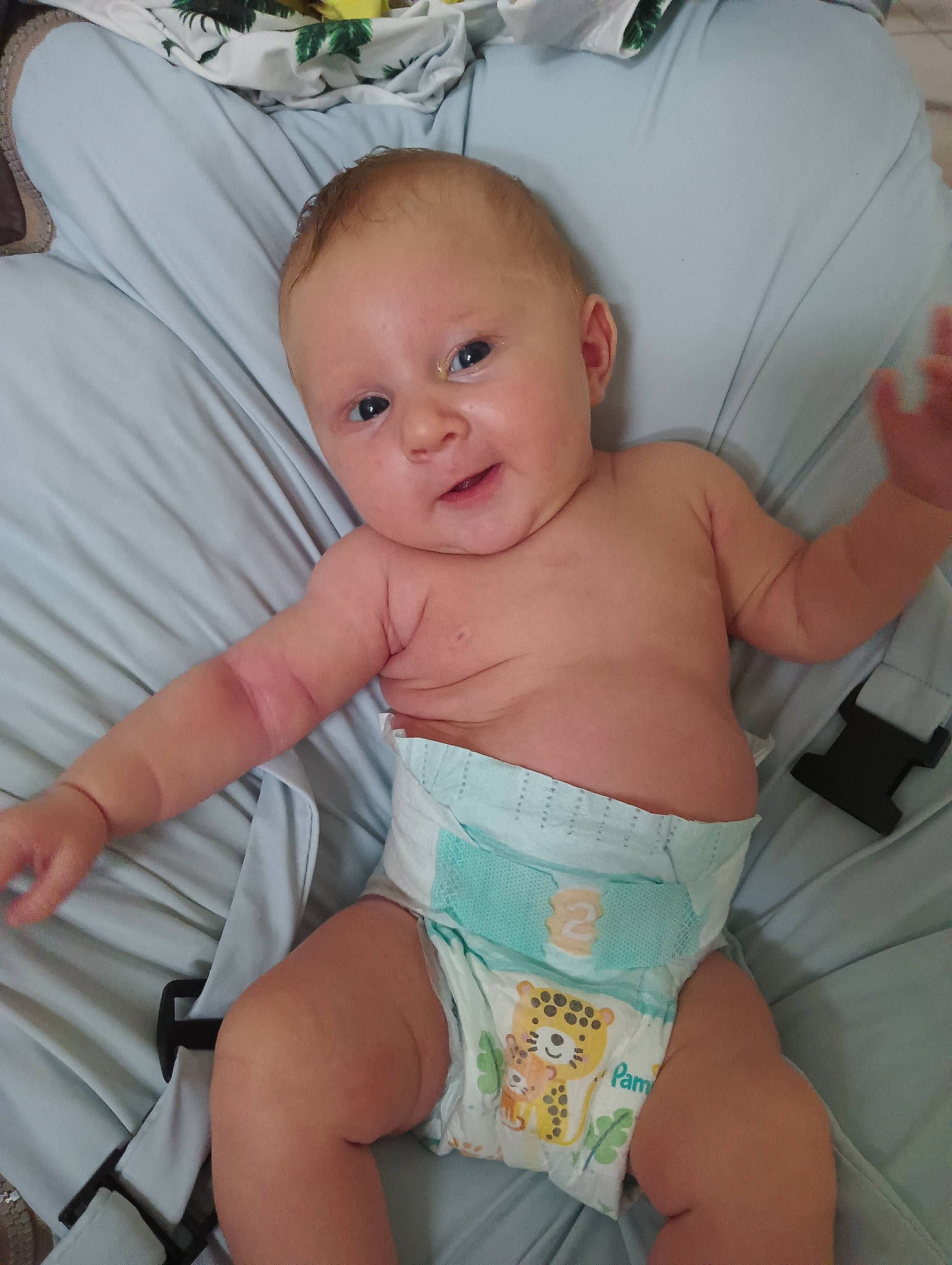 Léana participe au concours pour gagner de l'argent avec cette photo : baby, baby_toddler_clothing, cheek, chest, comfort, finger, iris, leg, mouth, muscle, organ, person, pink, product, skin, smile, stomach, textile, thigh, thumb