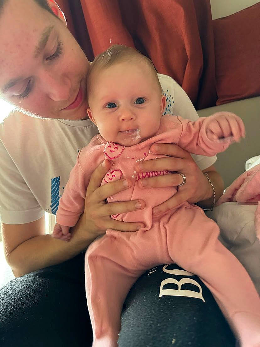 Léana a rejoint le concours — aidez-le/la à gagner de superbes lots ! abdomen, arm, baby, cheek, comfort, finger, gesture, hand, happy, lap, leg, mouth, muscle, nail, person, skin, smile, stomach, thigh, thumb