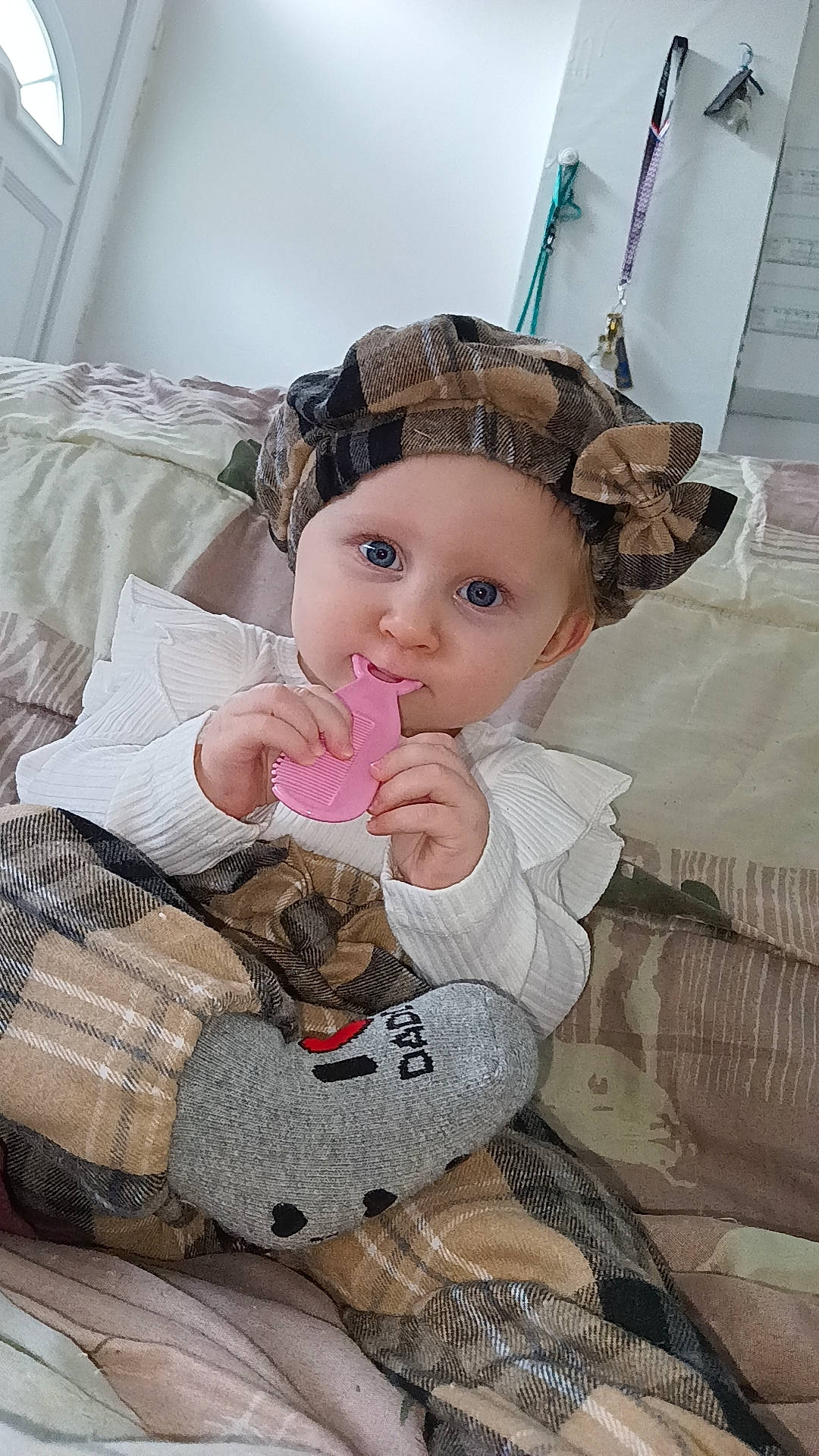 Léana participe au concours pour gagner de l'argent avec cette photo : baby, baby_products, baby_toddler_clothing, cap, cheek, child, comfort, doll, eye, eyelash, fashion_accessory, hat, headwear, linens, pattern, person, pink, sitting, skin, sleeve