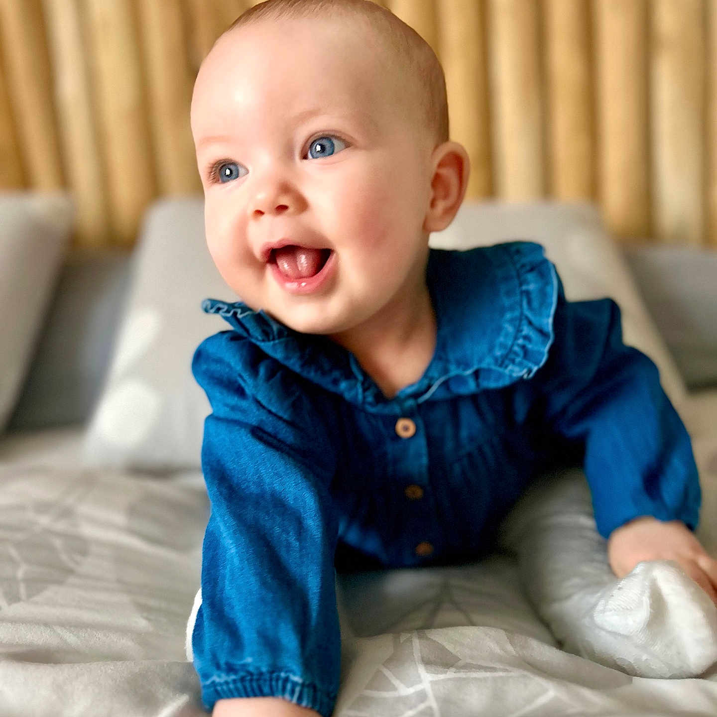 Giulia a rejoint le concours — aidez-le/la à gagner de superbes lots ! baby, bed, blanket, blue_clothing, blue_eyes, child, cozy, crawling, cute, face, hand, happy, indoor, infant, person, portrait, skin, smiling, soft_light, young_child