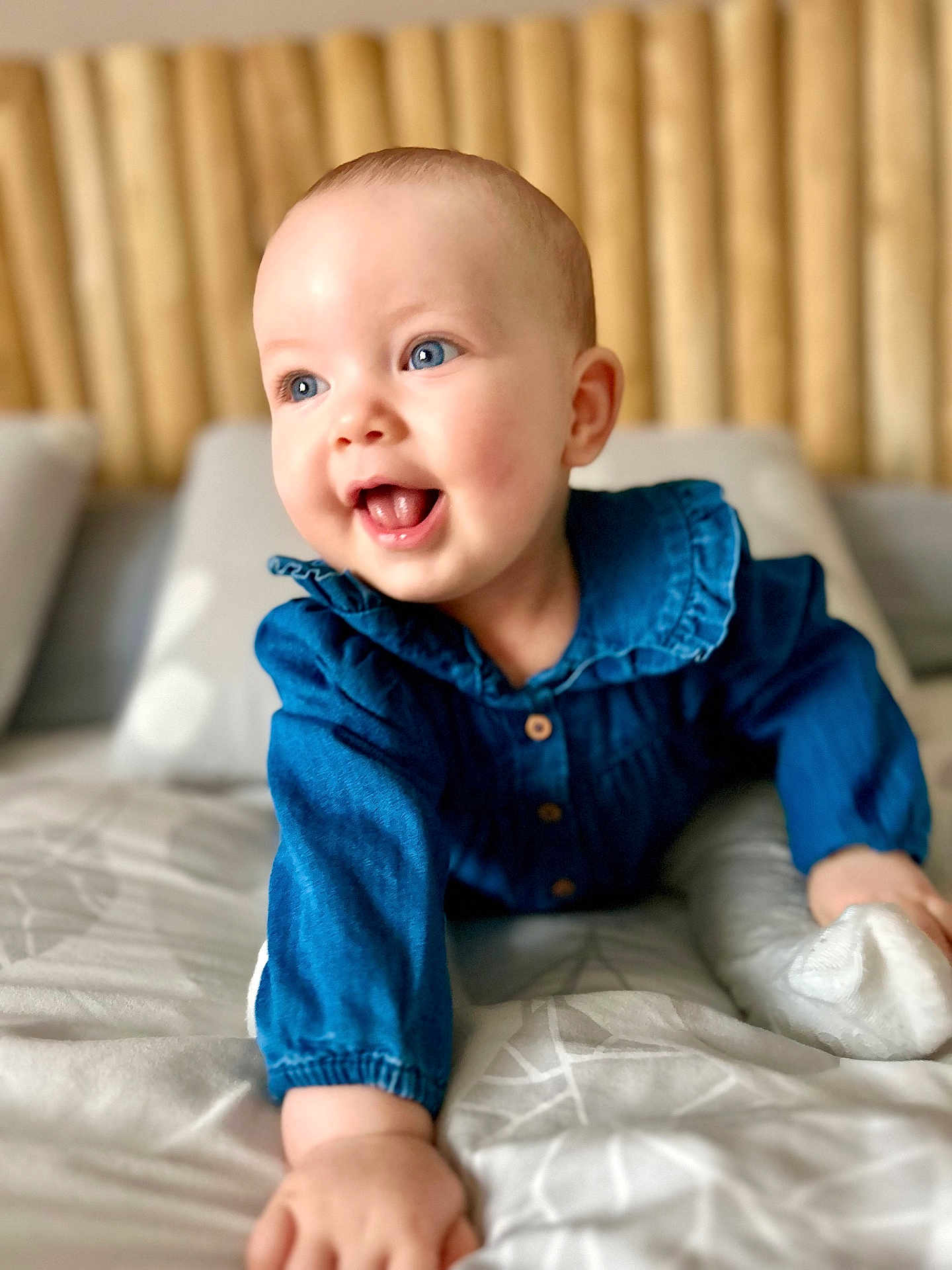 Giulia a rejoint le concours — aidez-le/la à gagner de superbes lots ! baby, child, smiling, crawling, blue_eyes, blue_clothing, bed, blanket, indoor, happy, infant, person, portrait, young_child, cute, soft_light, skin, face, hand, cozy