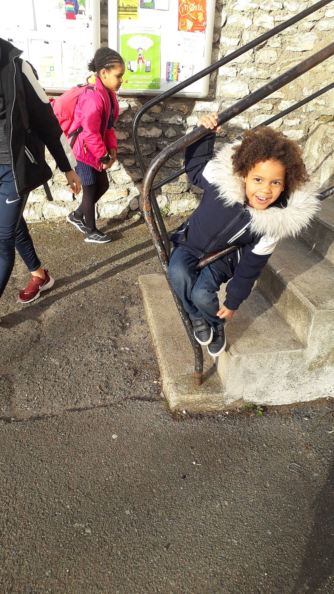 Abraham a rejoint le concours — aidez-le/la à gagner de superbes lots ! child, fun, joy, leg, person, photography, plant, play, smile, snapshot