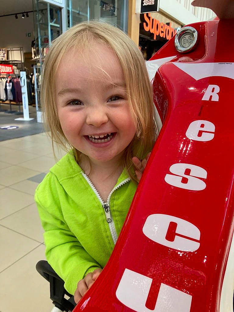 Soline a rejoint le concours — aidez-le/la à gagner de superbes lots ! automotive_design, automotive_exterior, baby_toddler_clothing, carmine, child, fun, happy, joy, logo, motor_vehicle, number, person, smile, t_shirt, toddler, travel, vehicle