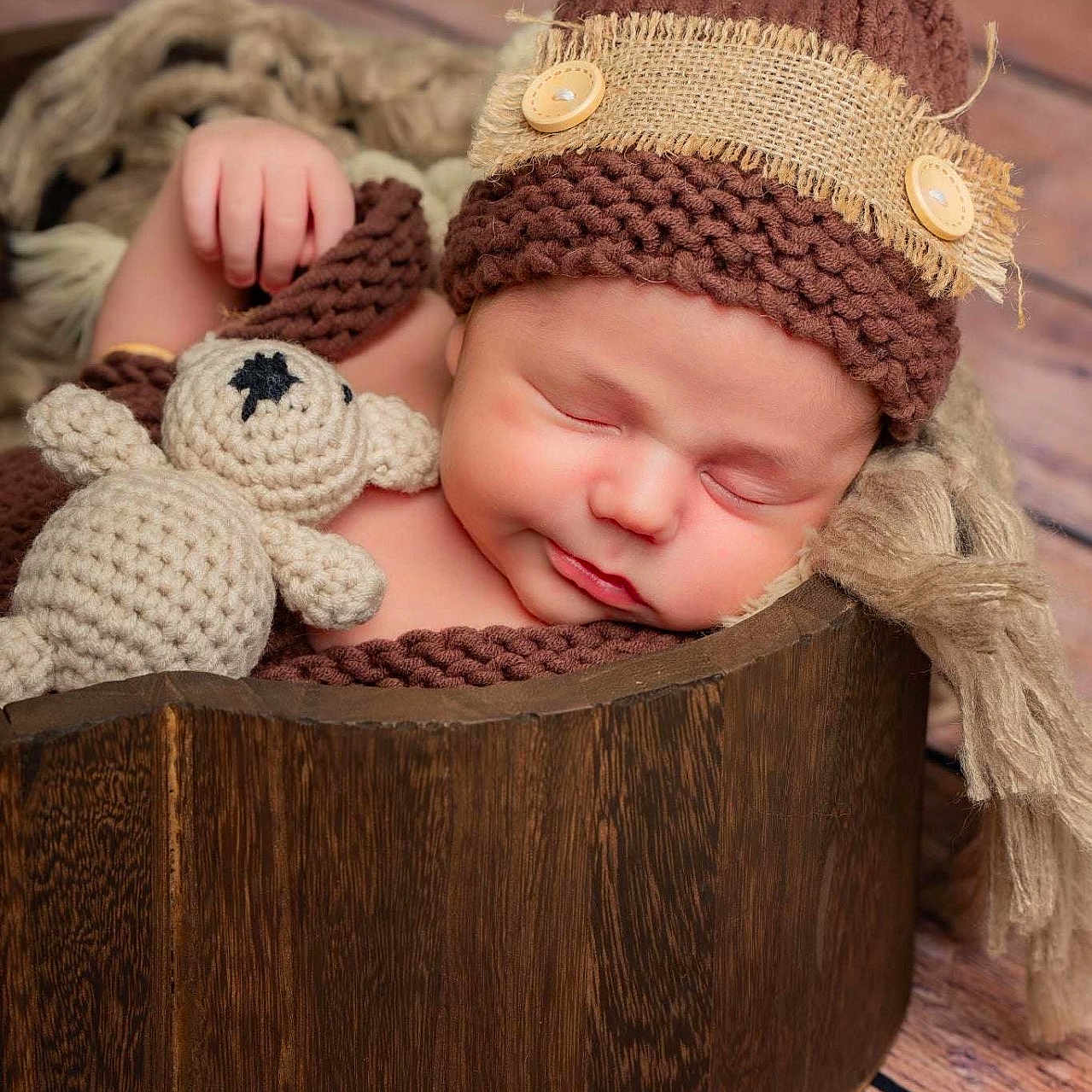 Maël a rejoint le concours — aidez-le/la à gagner de superbes lots ! baby, brown, child, cozy, crocheted_toy, cute, fabric, hand, infant, knitted_blanket, knitted_hat, newborn, peaceful, portrait, resting, sleeping, soft_lighting, teddy_bear, wood_floor, wooden_bowl