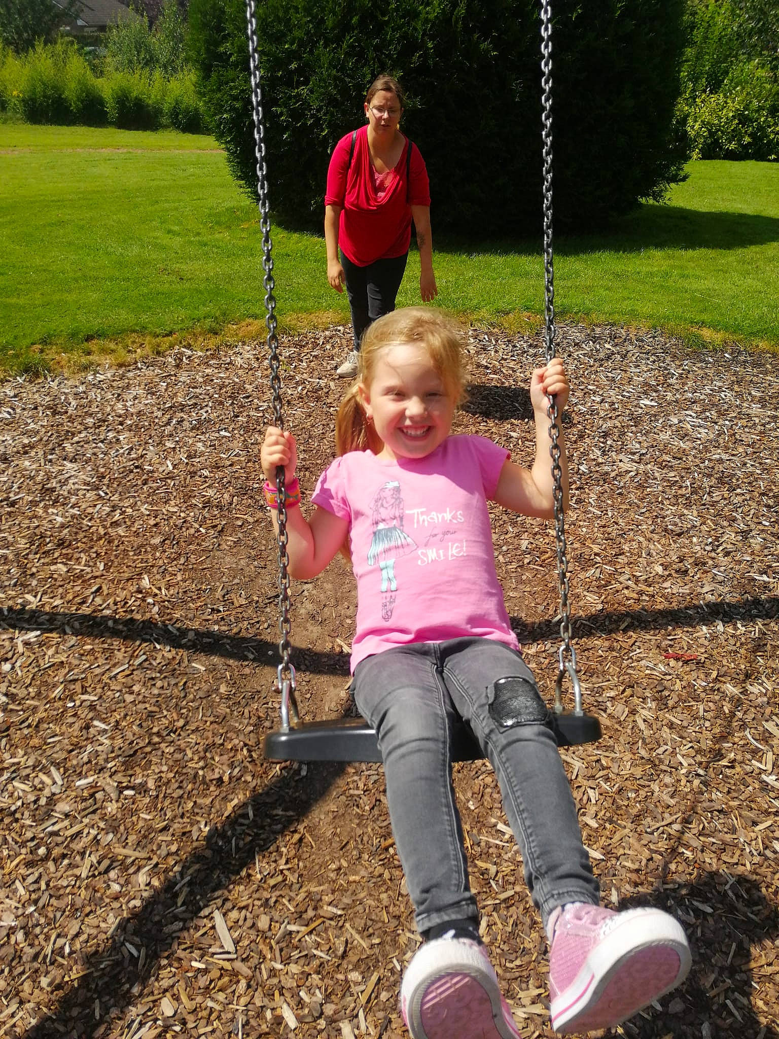 Cécilia participe au concours pour gagner de l'argent avec cette photo : black, fun, grass, green, happy, joy, leaf, leisure, people_in_nature, person, photograph, plant, playground, playing_sports, public_space, recreation, shorts, smile, summer, toddler