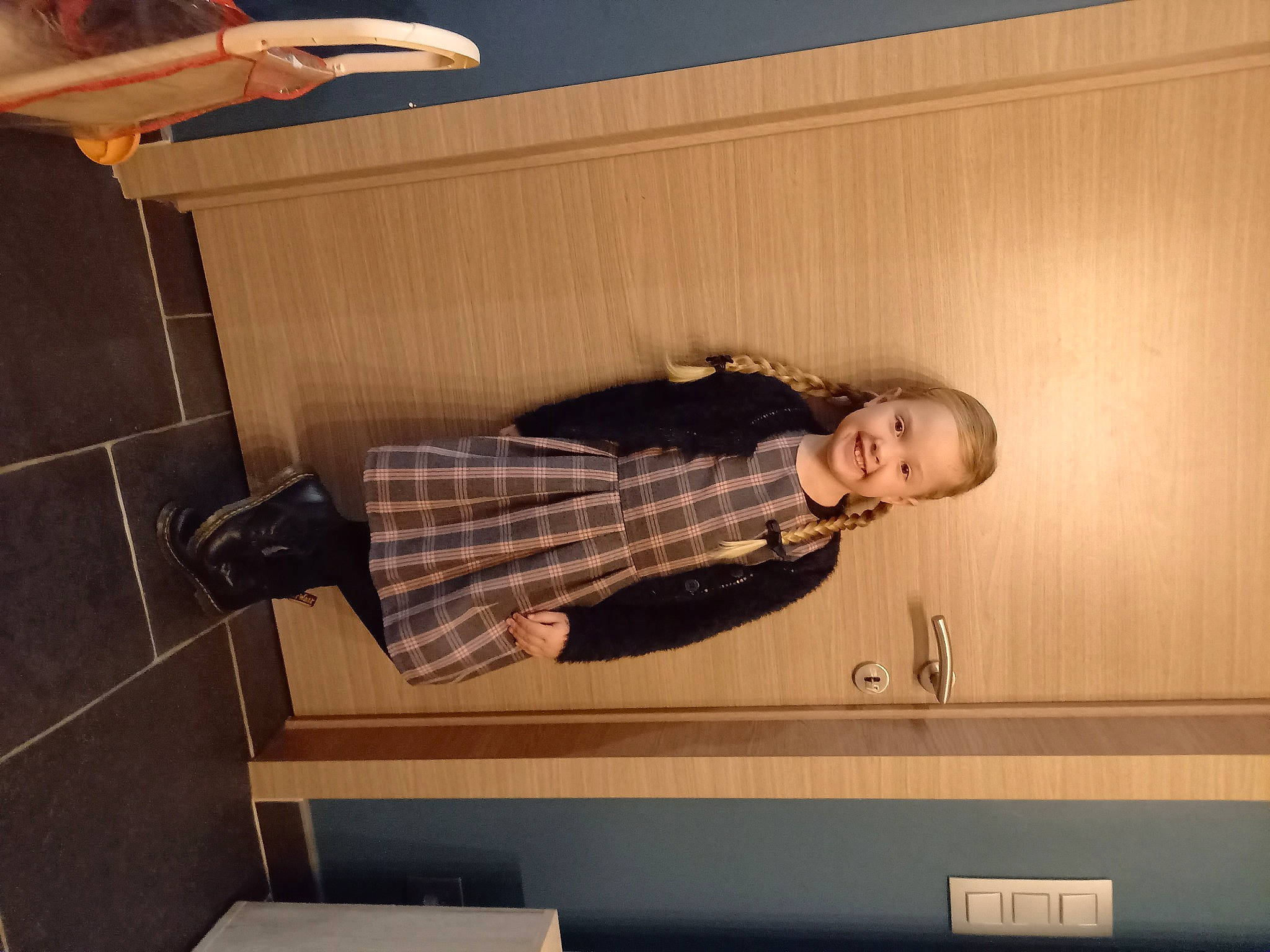 Cécilia a rejoint le concours — aidez-le/la à gagner de superbes lots ! cabinetry, ceiling, comfort, countertop, floor, flooring, fun, hardwood, joy, kitchen, person, plywood, room, shelf, shelving, sitting, table, tile, varnish, waist