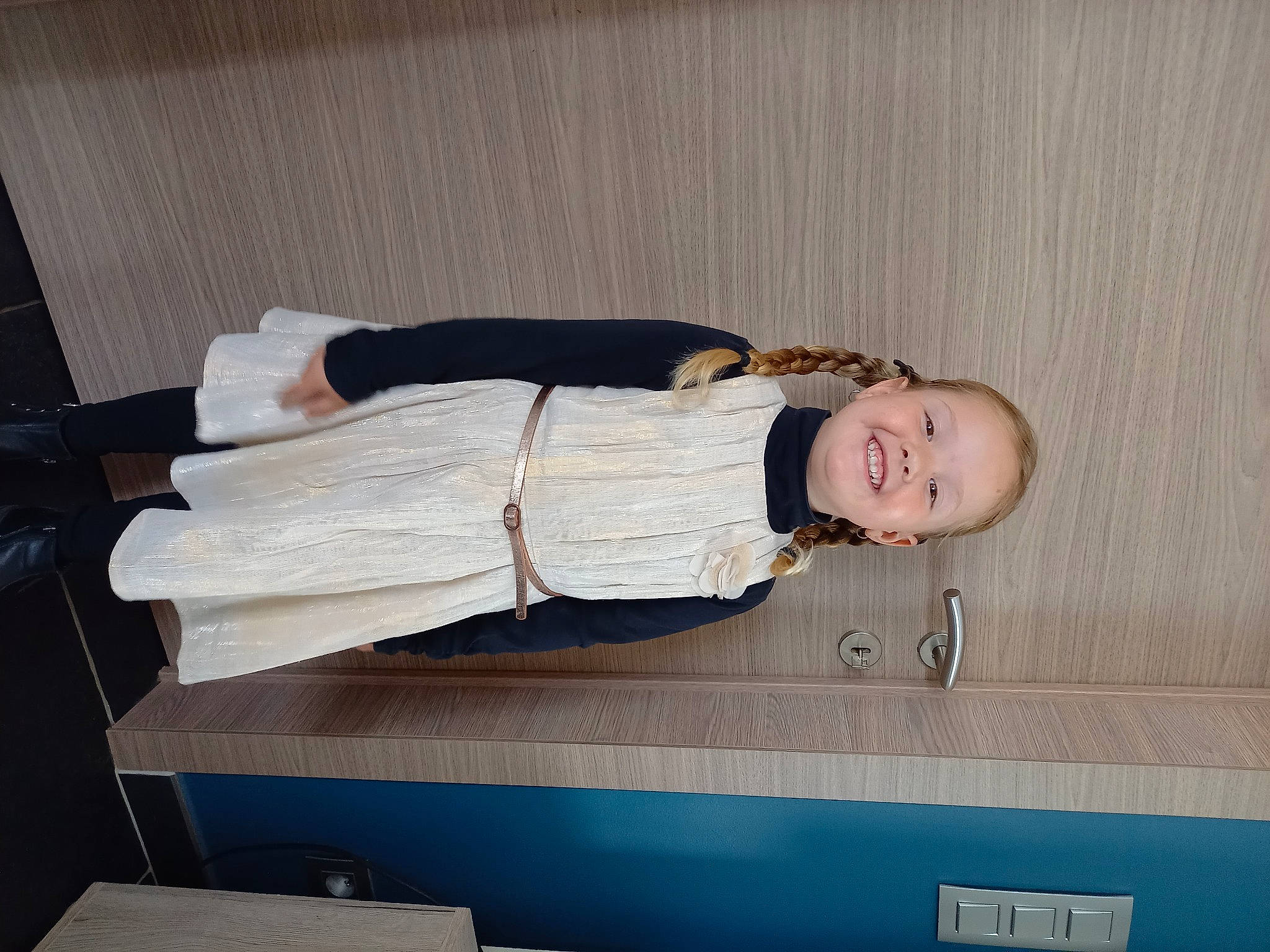 Cécilia participe au concours pour gagner de l'argent avec cette photo : collar, comfort, dress_shirt, elbow, hardwood, human_leg, joy, knee, person, rectangle, room, sitting, sleeve, smile, thigh, waist, wood, wrist