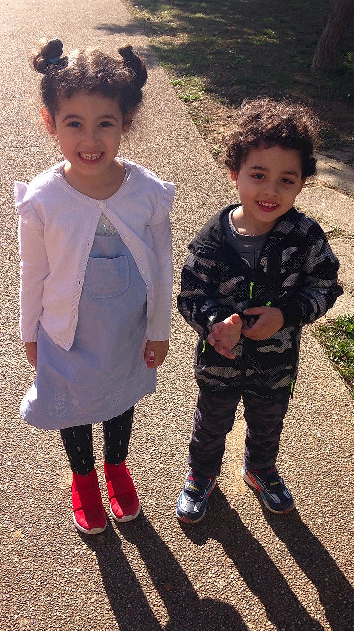 Sihem a rejoint le concours — aidez-le/la à gagner de superbes lots ! child, footwear, joy, outerwear, person, shoe, sibling, smile, standing, toddler, uniform