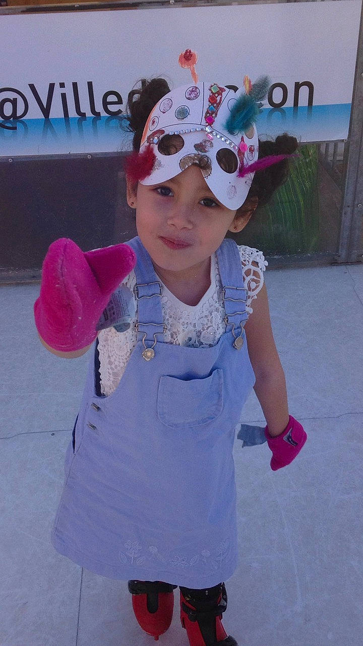 Sihem participe au concours pour gagner de l'argent avec cette photo : child, costume, ear, fashion_accessory, fun, glasses, headgear, headwear, person, pink, smile, toddler, vacation