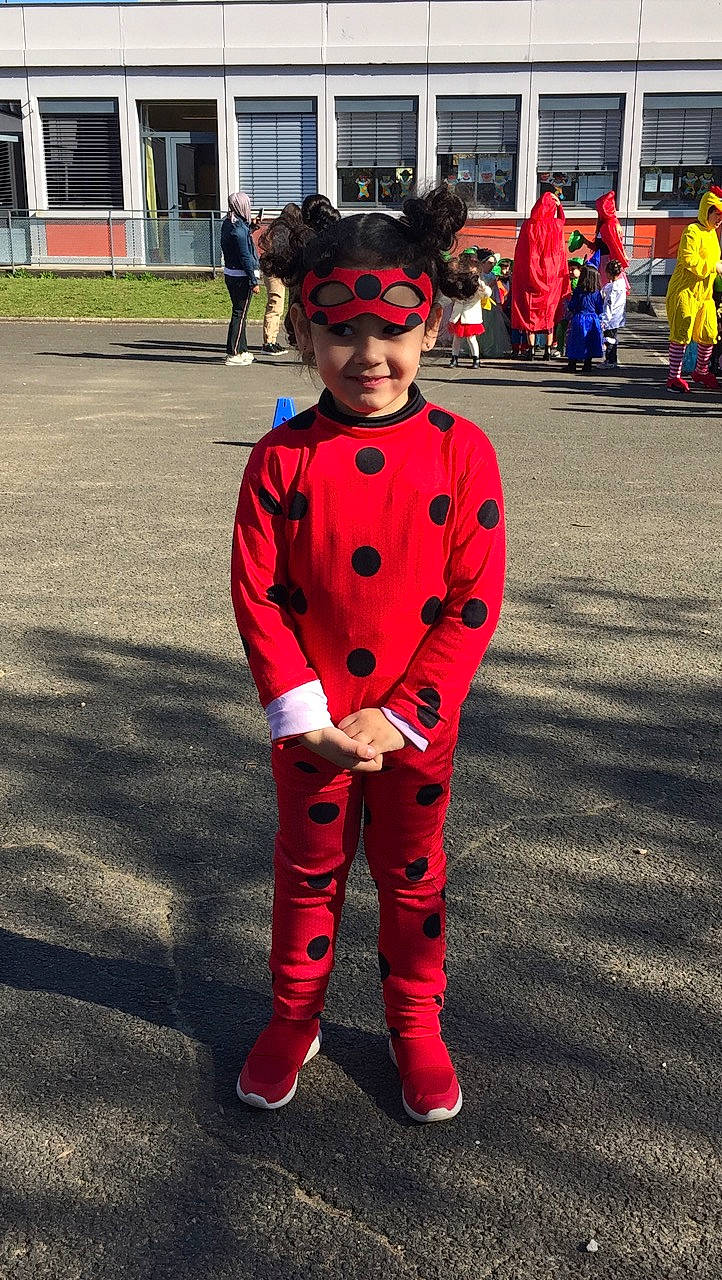 Sihem participe au concours pour gagner de l'argent avec cette photo : child, costume, fictional_character, joy, person, red