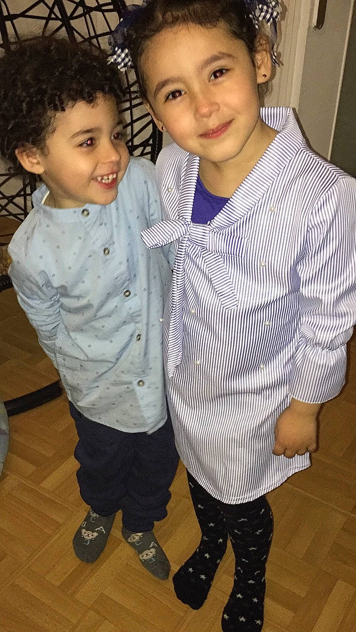 Sihem a rejoint le concours — aidez-le/la à gagner de superbes lots ! cheek, child, daughter, eye, face, family, forehead, fun, hairstyle, happy, head, joy, male, outerwear, people, person, sibling, skin, smile, standing