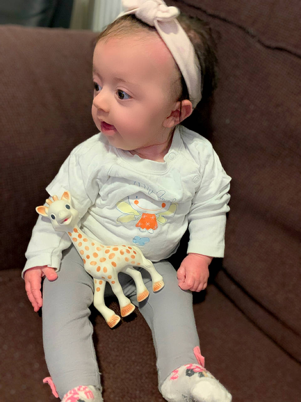 Nina a rejoint le concours — aidez-le/la à gagner de superbes lots ! baby, baby_toddler_clothing, cheek, child, comfort, dress, face, happy, head, human_body, human_leg, knee, neck, person, pink, sitting, skin, sleeve, t_shirt, thigh