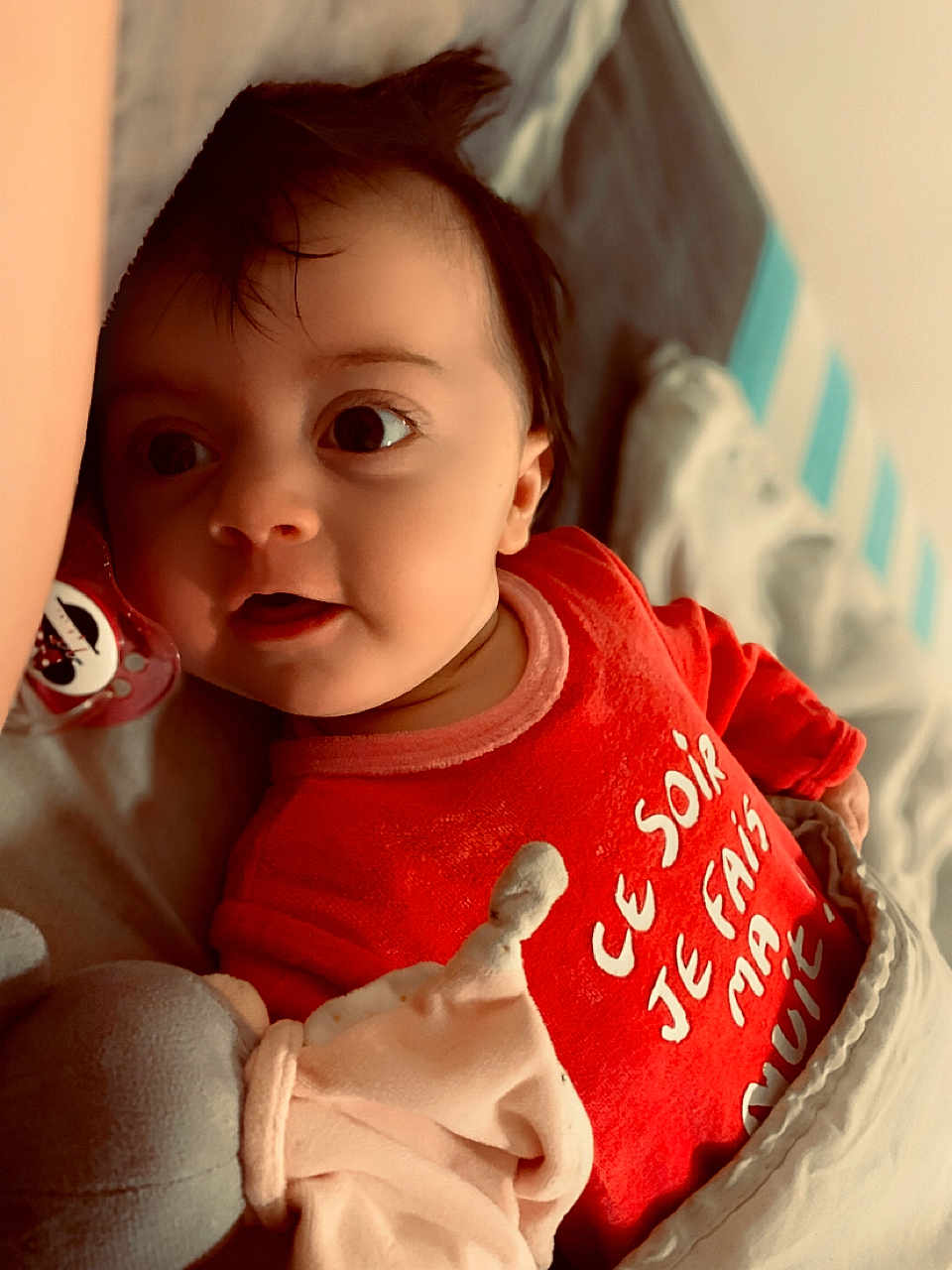 Nina a rejoint le concours — aidez-le/la à gagner de superbes lots ! baby, baby_products, baby_toddler_clothing, cheek, chin, comfort, eye, eyebrow, eyelash, finger, gesture, happy, iris, lip, neck, nose, product, skin, sleeve, toddler