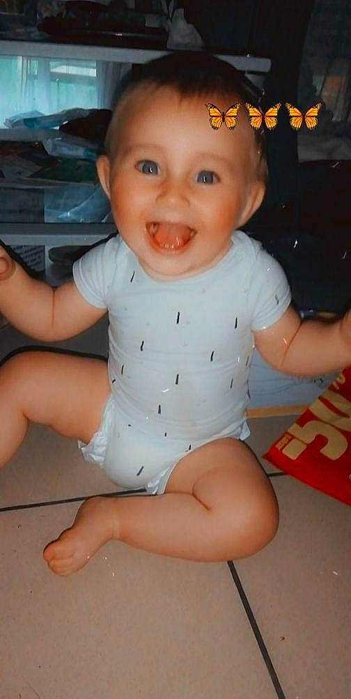 Ethan a rejoint le concours — aidez-le/la à gagner de superbes lots ! baby_toddler_clothing, cheek, chin, eye, eyebrow, face, facial_expression, hairstyle, human_body, iris, joint, leg, lip, mouth, neck, nose, organ, person, skin, sleeve