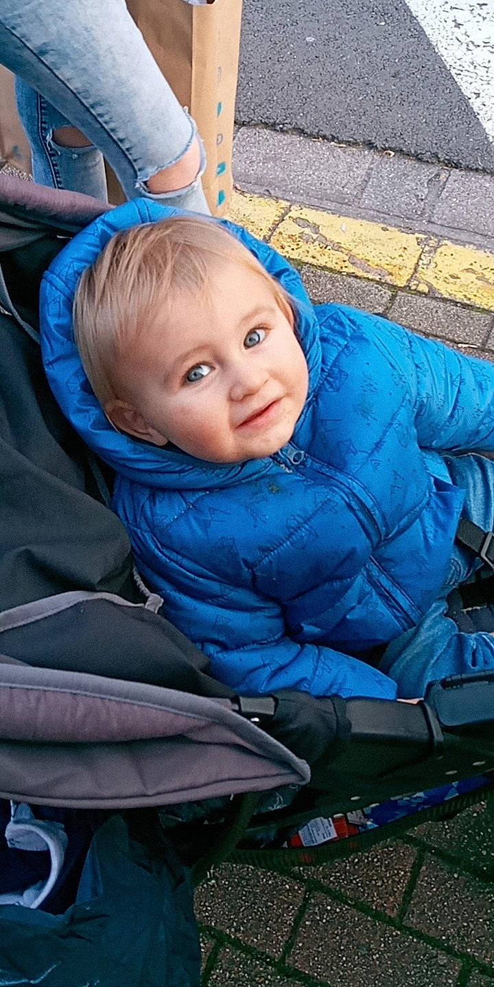 Ethan participe au concours pour gagner de l'argent avec cette photo : azure, baby, baby_carriage, baby_products, blue, car_seat, cheek, child, comfort, electric_blue, fun, grass, happy, leisure, person, product, recreation, sitting, smile, toddler