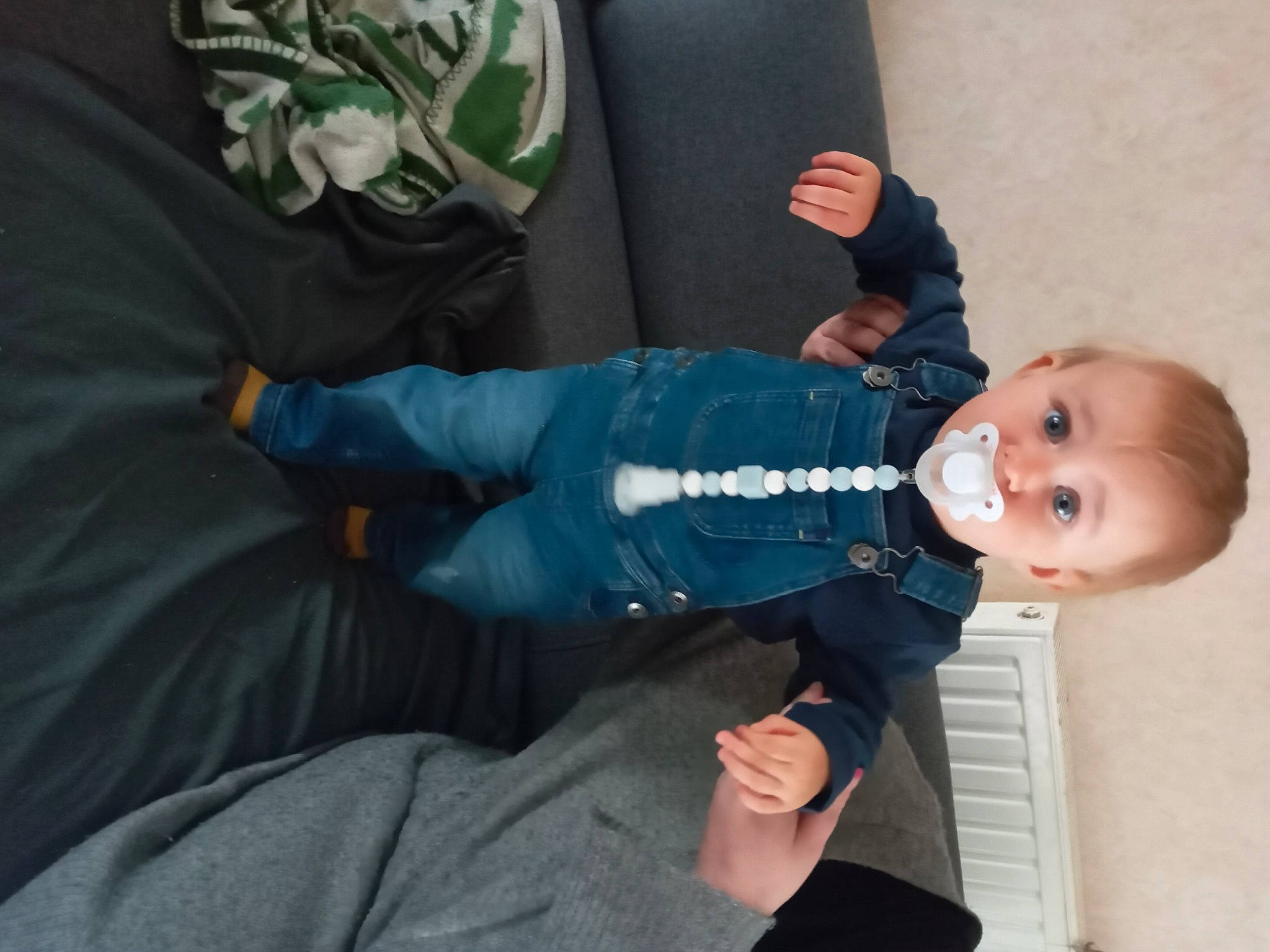 Ethan a rejoint le concours — aidez-le/la à gagner de superbes lots ! arm, baby, baby_products, baby_toddler_clothing, child, comfort, drinkware, elbow, electric_blue, finger, gesture, hand, joint, person, plastic_bottle, sitting, sleeve, smile, thumb, toddler