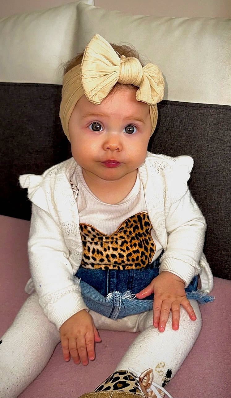 Syana a rejoint le concours — aidez-le/la à gagner de superbes lots ! baby, baby_products, baby_toddler_clothing, beanie, cap, cheek, child, costume_hat, fashion_accessory, hat, headband, headpiece, headwear, human_body, iris, necklace, pattern, person, portrait_photography, sitting