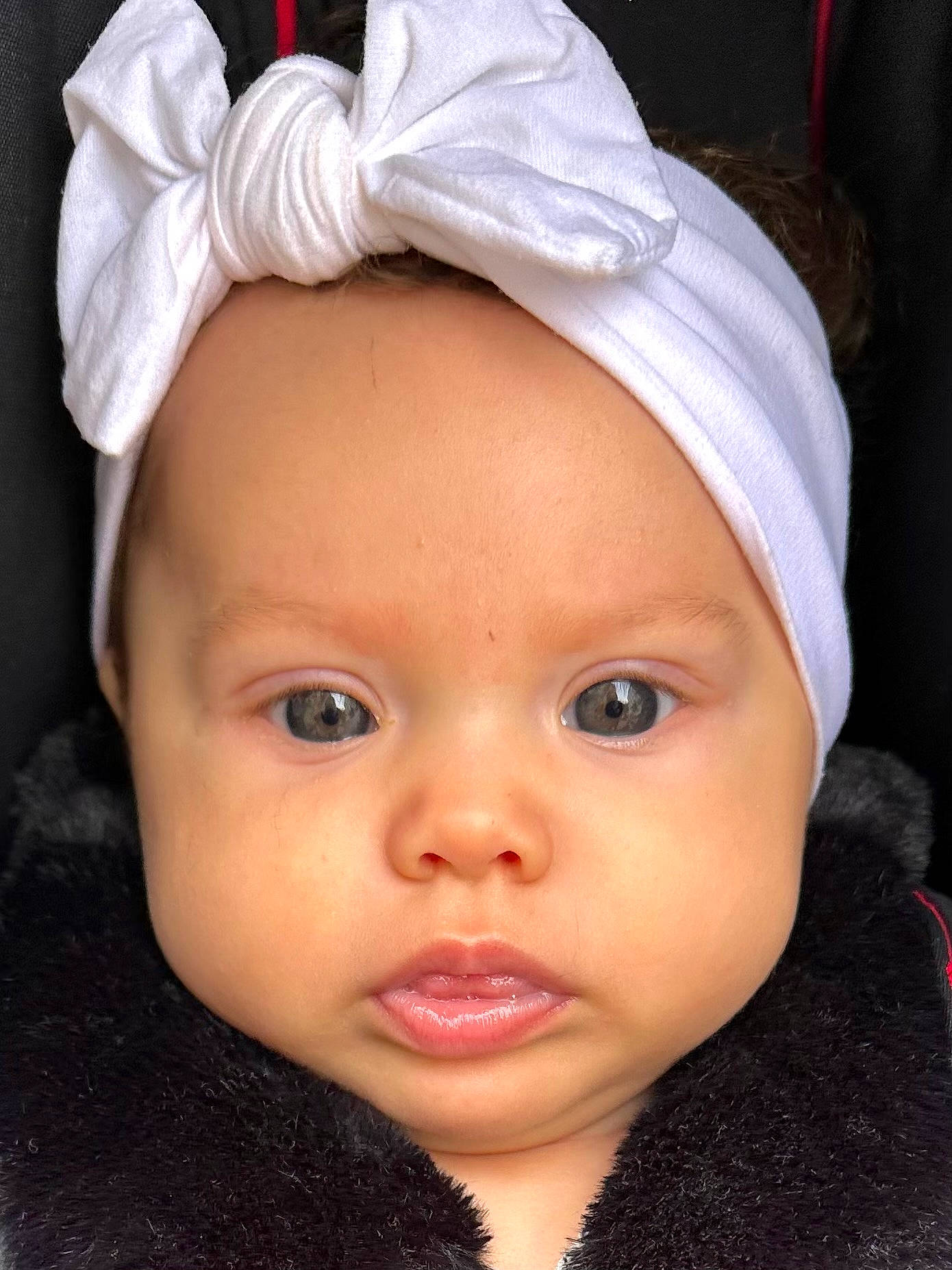 Syana participe au concours pour gagner de l'argent avec cette photo : baby, cap, cheek, eye, eyelash, forehead, hair, head, headgear, headpiece, headwear, human_body, iris, lip, mouth, nose, organ, person, pink, skin