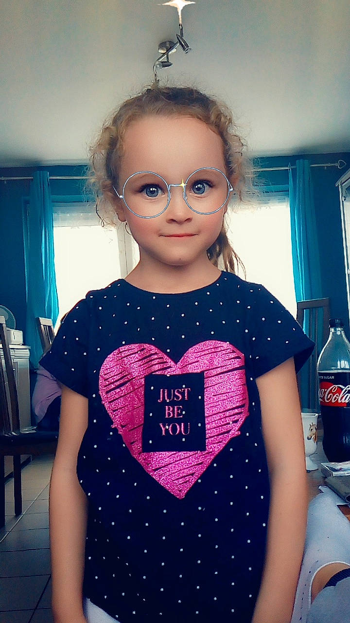 Emelyne participe au concours pour gagner de l'argent avec cette photo : blue, child, clothing, cool, eyewear, facial_expression, fashion, fashion_accessory, fun, girl, glasses, hair, hairstyle, person, product, shoulder, smile, standing, t_shirt, textile
