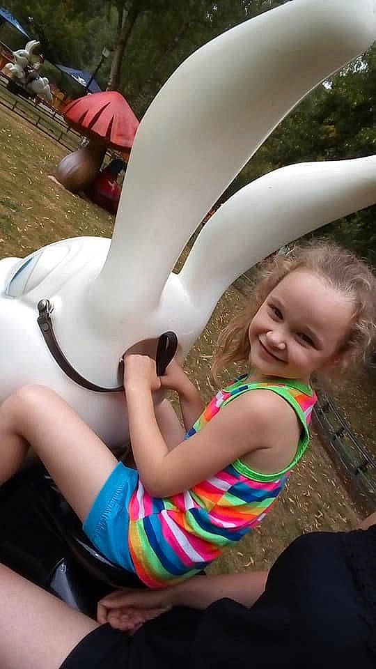 Emelyne a rejoint le concours — aidez-le/la à gagner de superbes lots ! black_hair, blond, fun, girl, human_hair_color, joy, leg, person, smile, summer, thigh, vacation