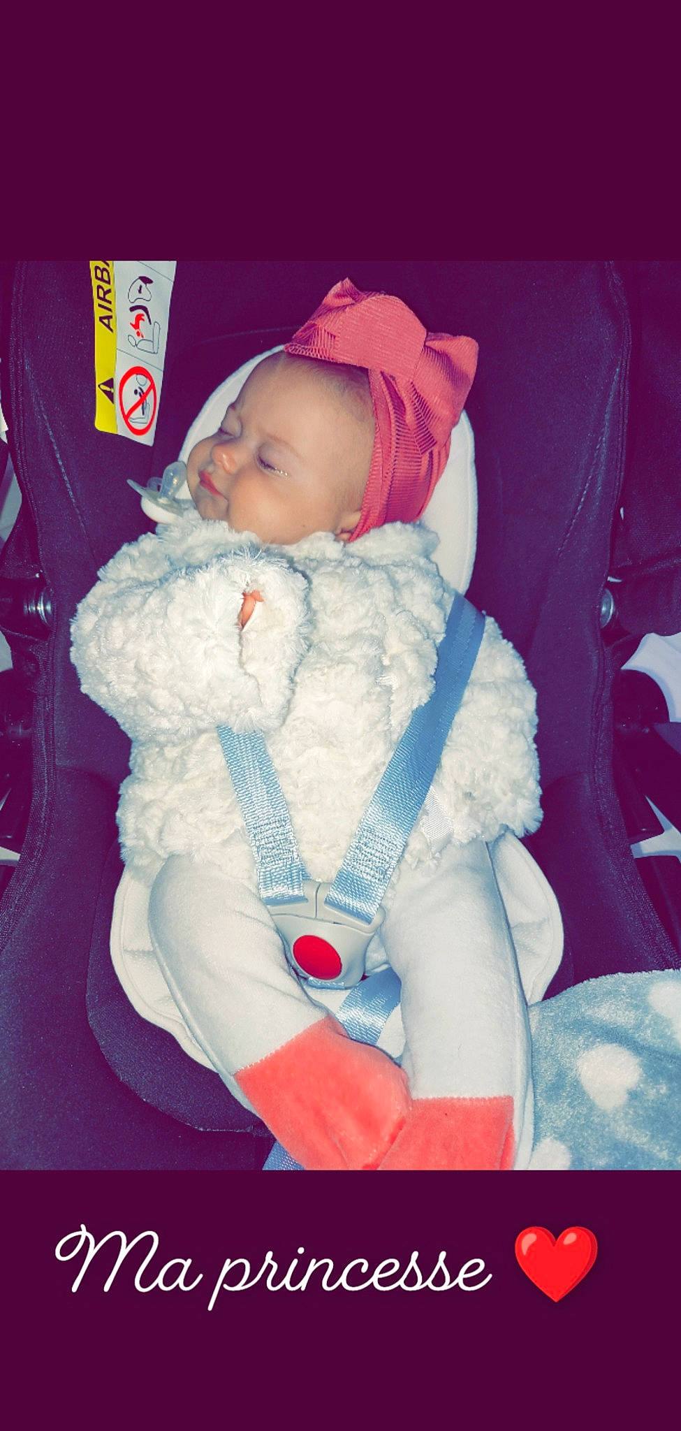 Ava a rejoint le concours — aidez-le/la à gagner de superbes lots ! baby, baby_carriage, baby_products, baby_toddler_clothing, cap, cheek, comfort, electric_blue, event, face, happy, head, holiday, human_body, iris, lap, lip, person, santa_claus, sitting