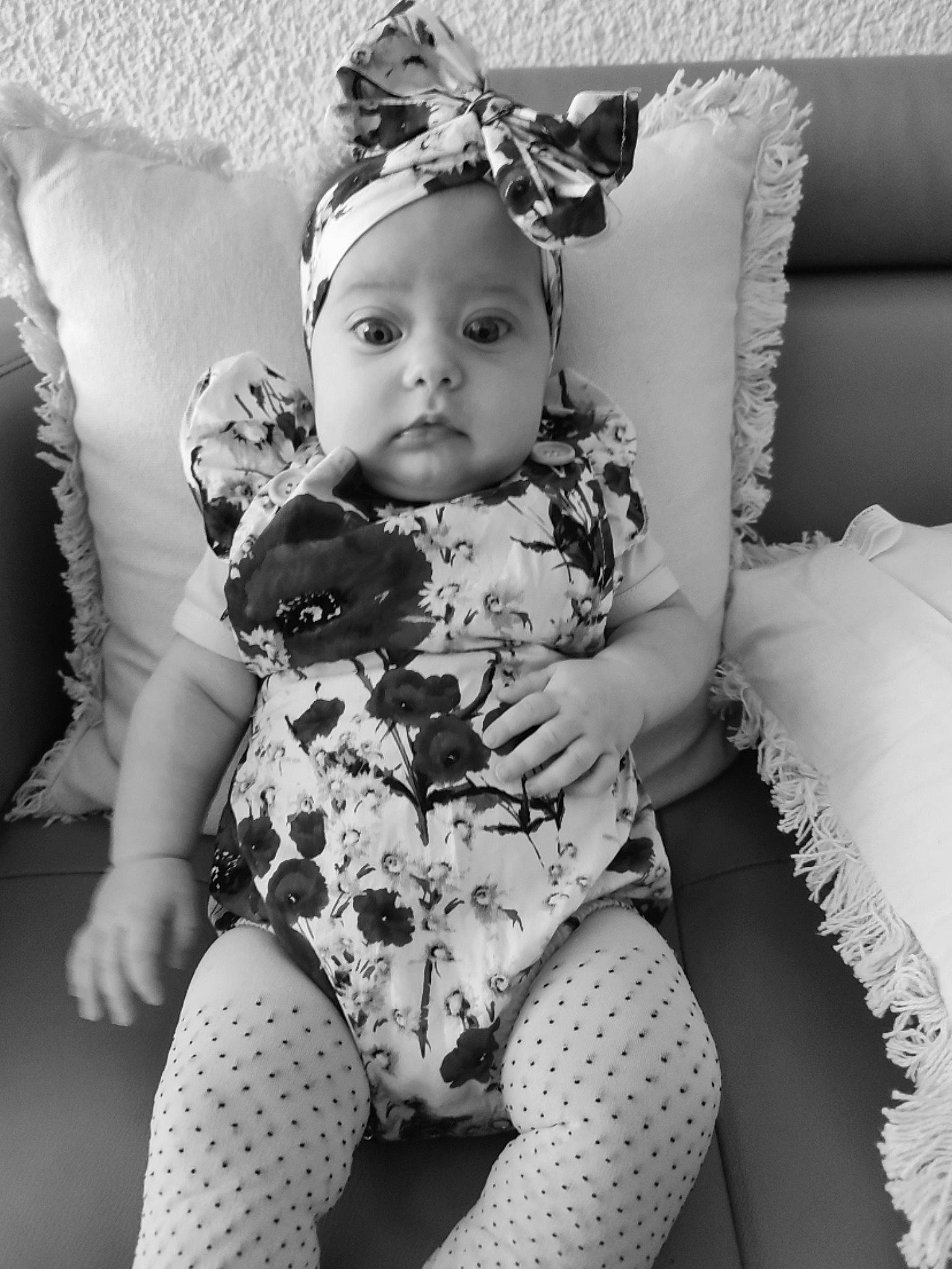 Ava a rejoint le concours — aidez-le/la à gagner de superbes lots ! baby, baby_toddler_clothing, black, black_and_white, comfort, couch, flash_photography, happy, headwear, human_body, human_leg, iris, leg, monochrome, monochrome_photography, pattern, person, skin, style, thigh